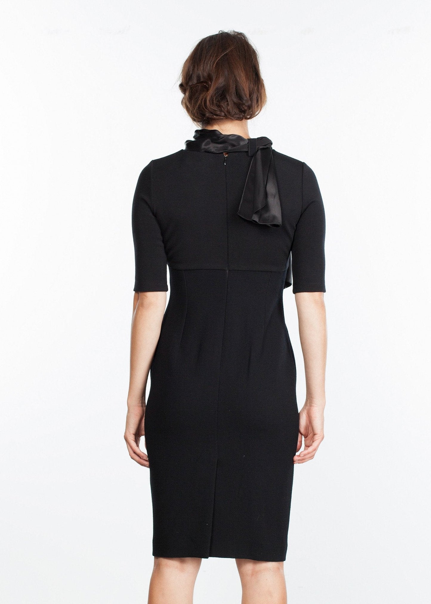 VESTIDO DE LANA CON CUELLO LAZADO