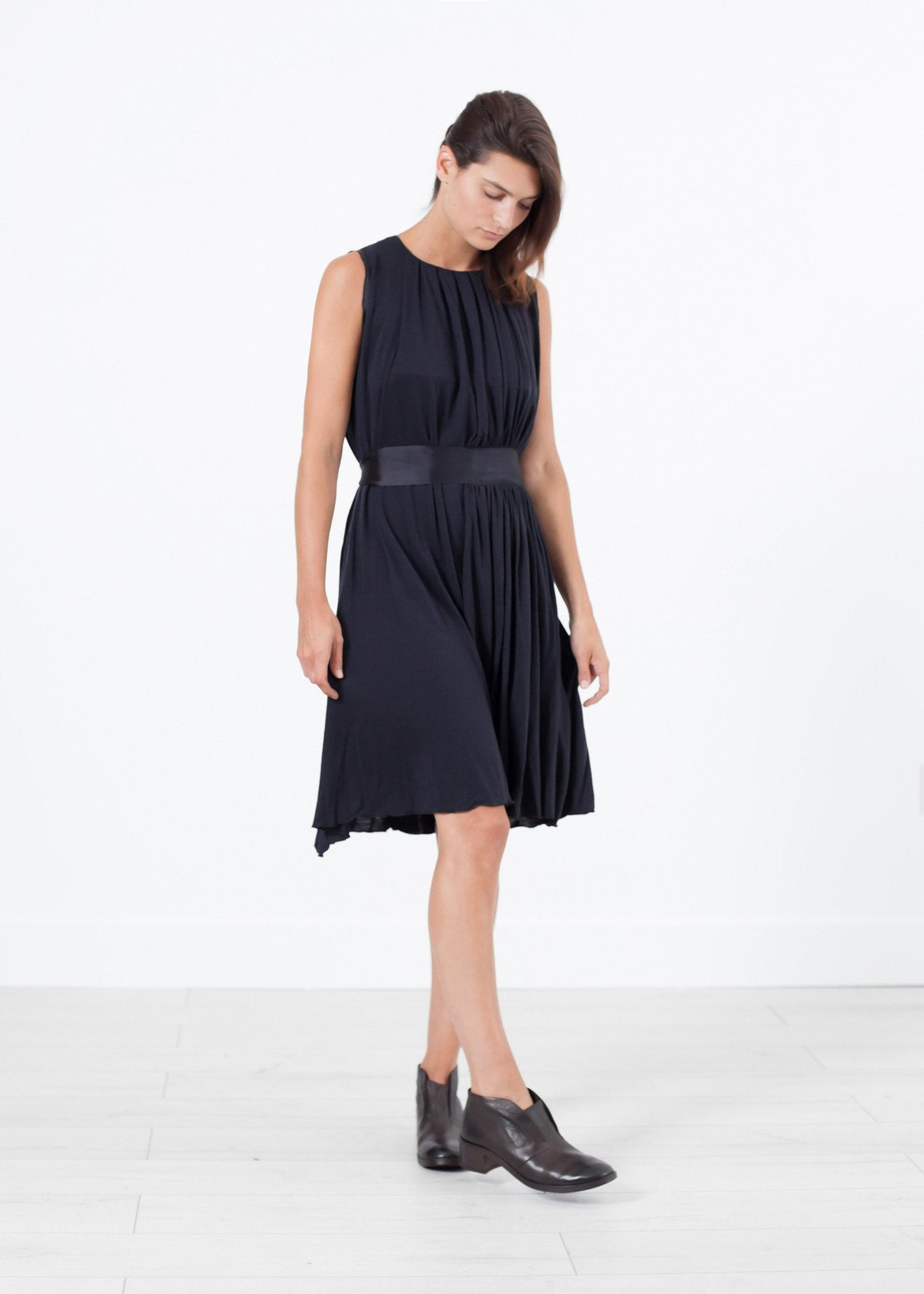 VESTIDO PLISADO SIN MANGAS EN AZUL MARINO