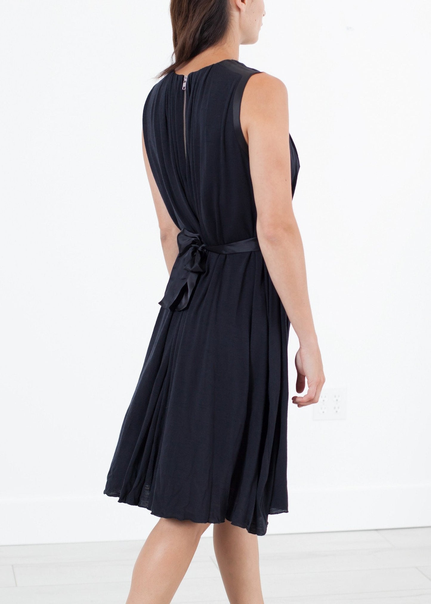 VESTIDO PLISADO SIN MANGAS EN AZUL MARINO