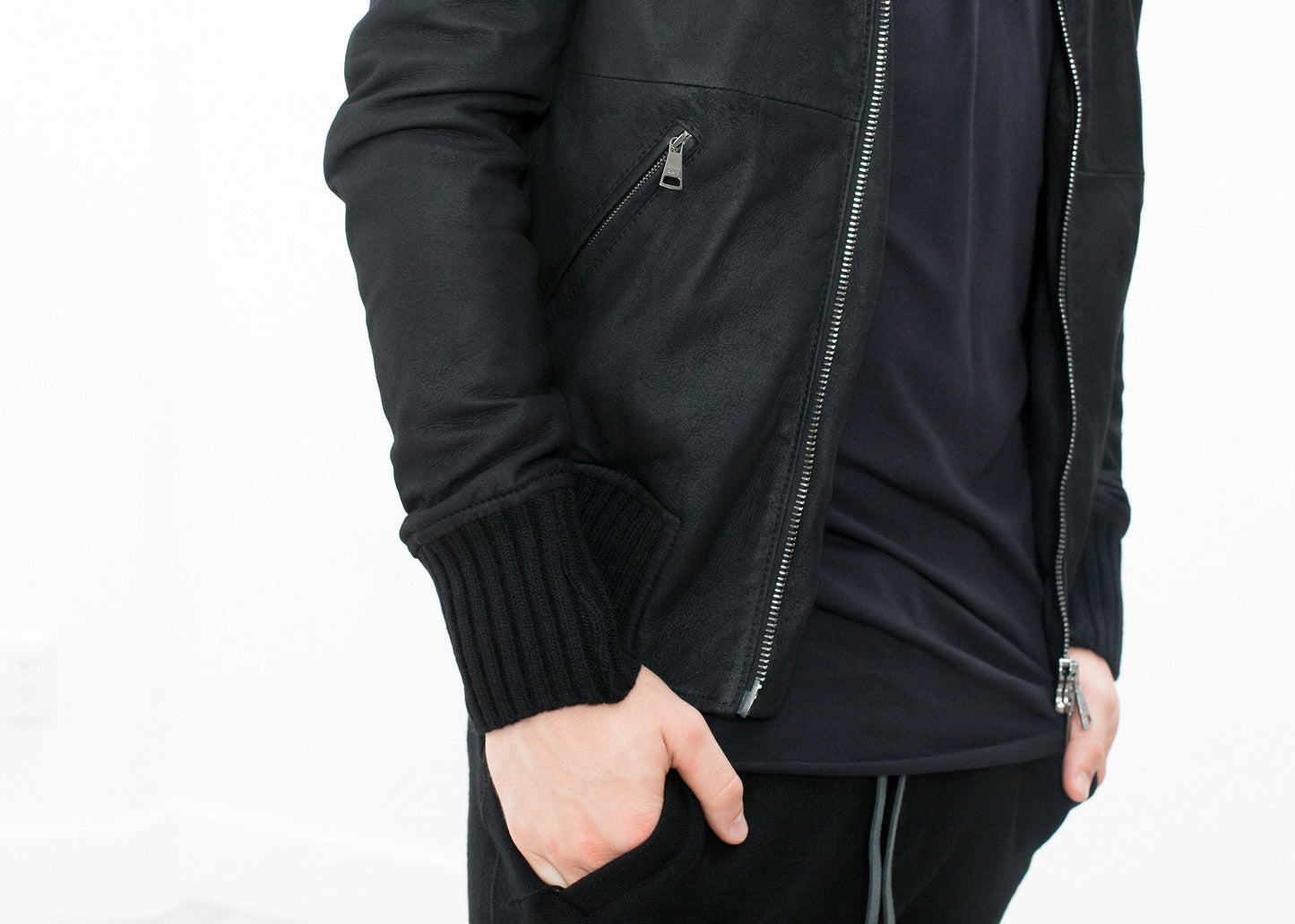 Bomber de Cuero Roto en Negro