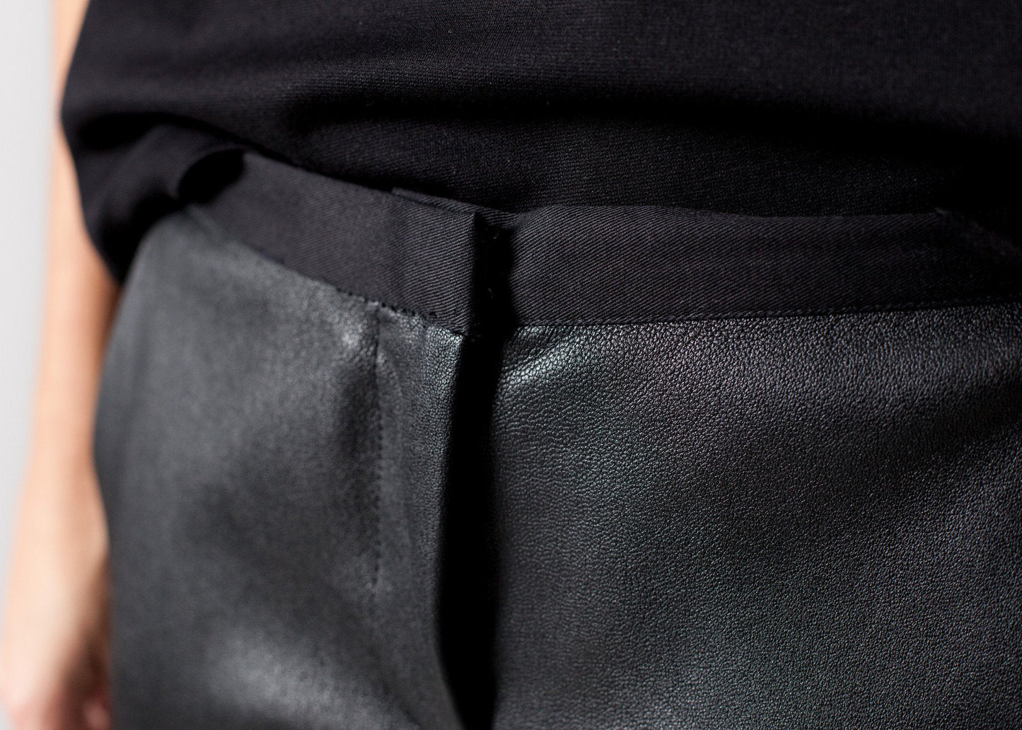 PANTALONES DE PIEL EN NEGRO