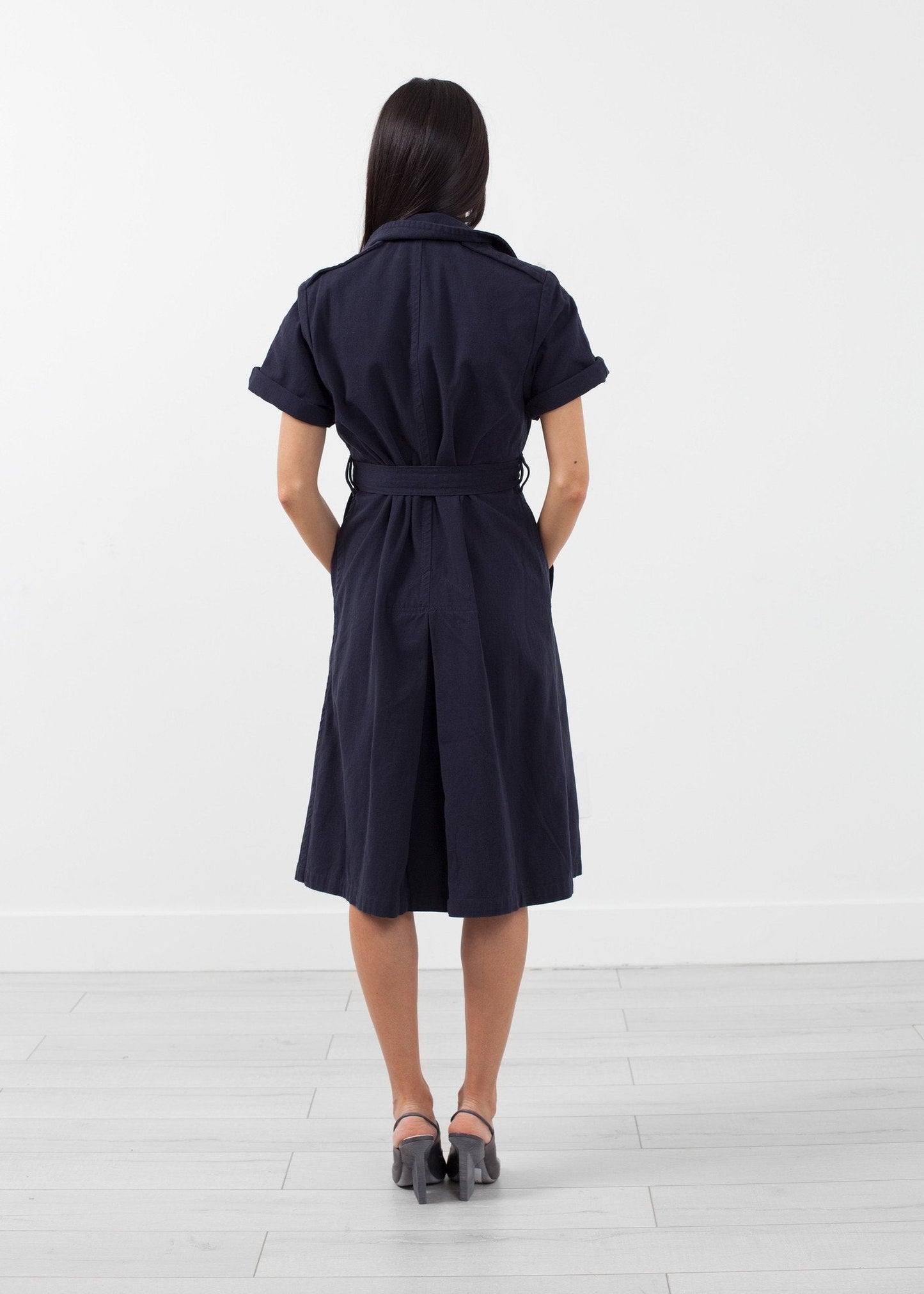Gabardina con manga enrollada