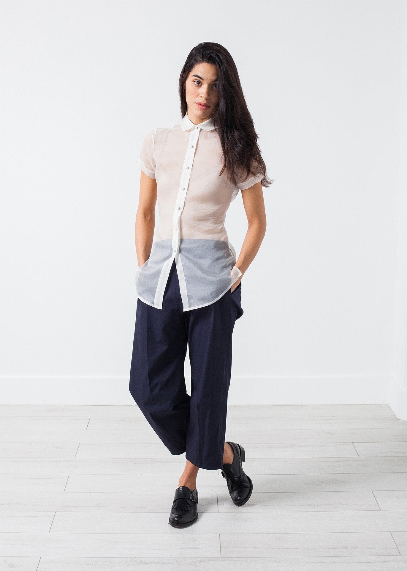 Blusa transparente con botones en marfil