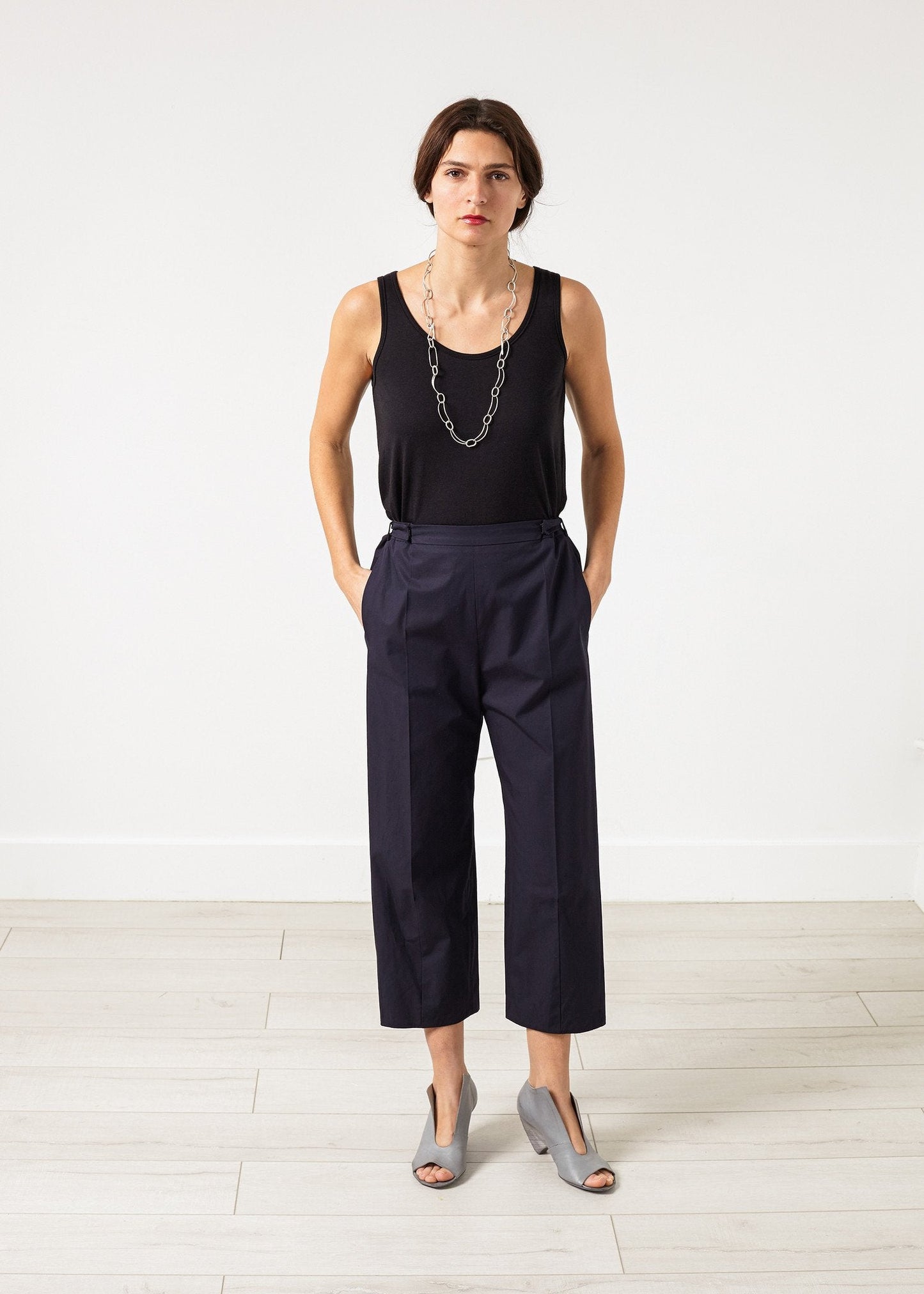 Pantalón ancho cropped en azul marino