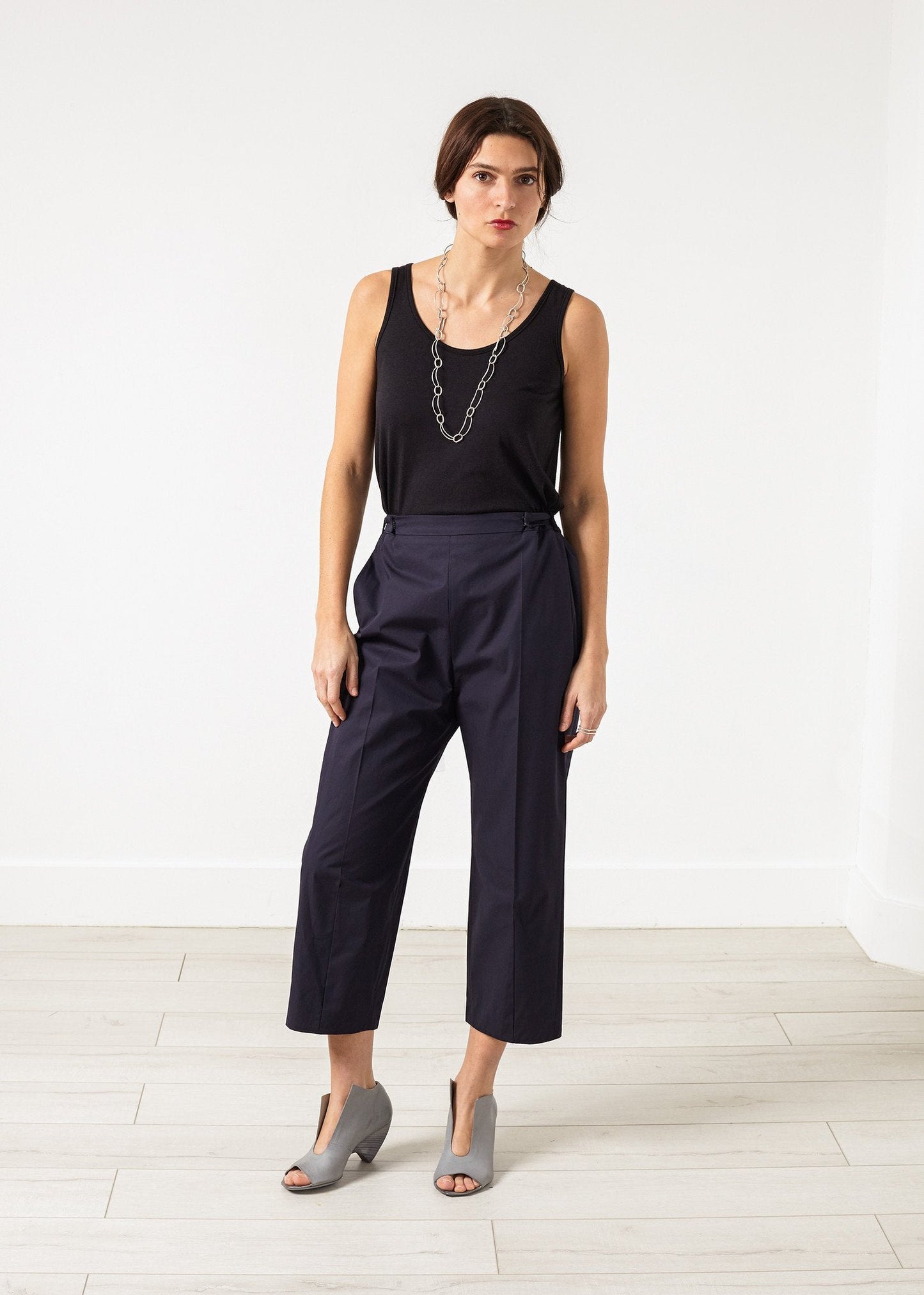 Pantalón ancho cropped en azul marino