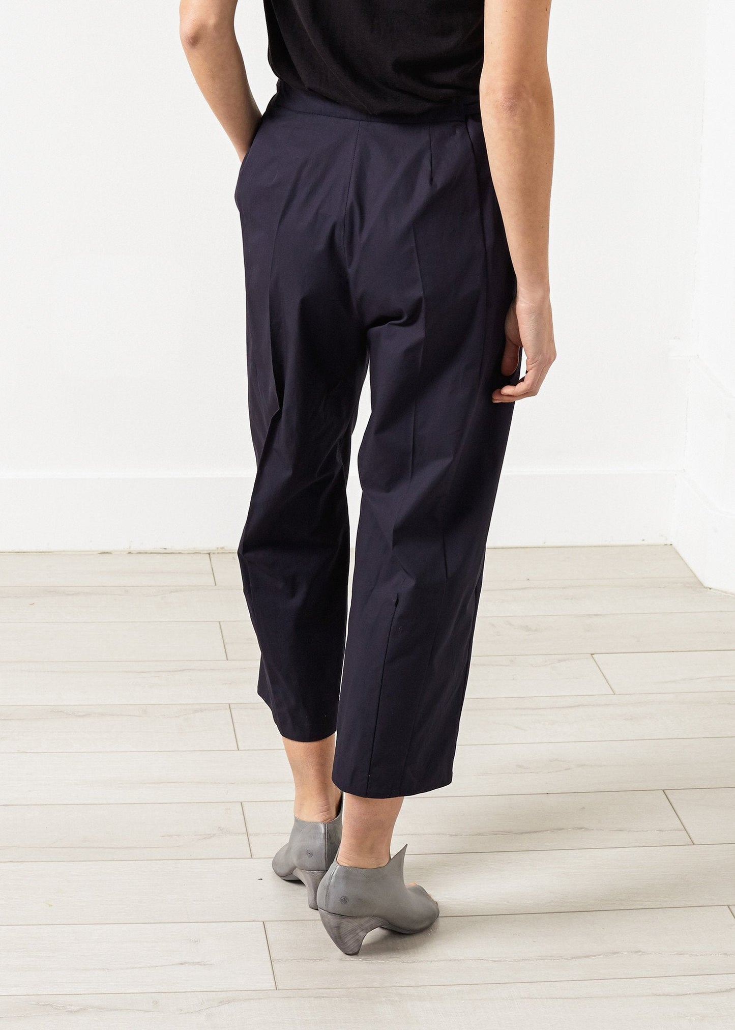 Pantalón ancho cropped en azul marino