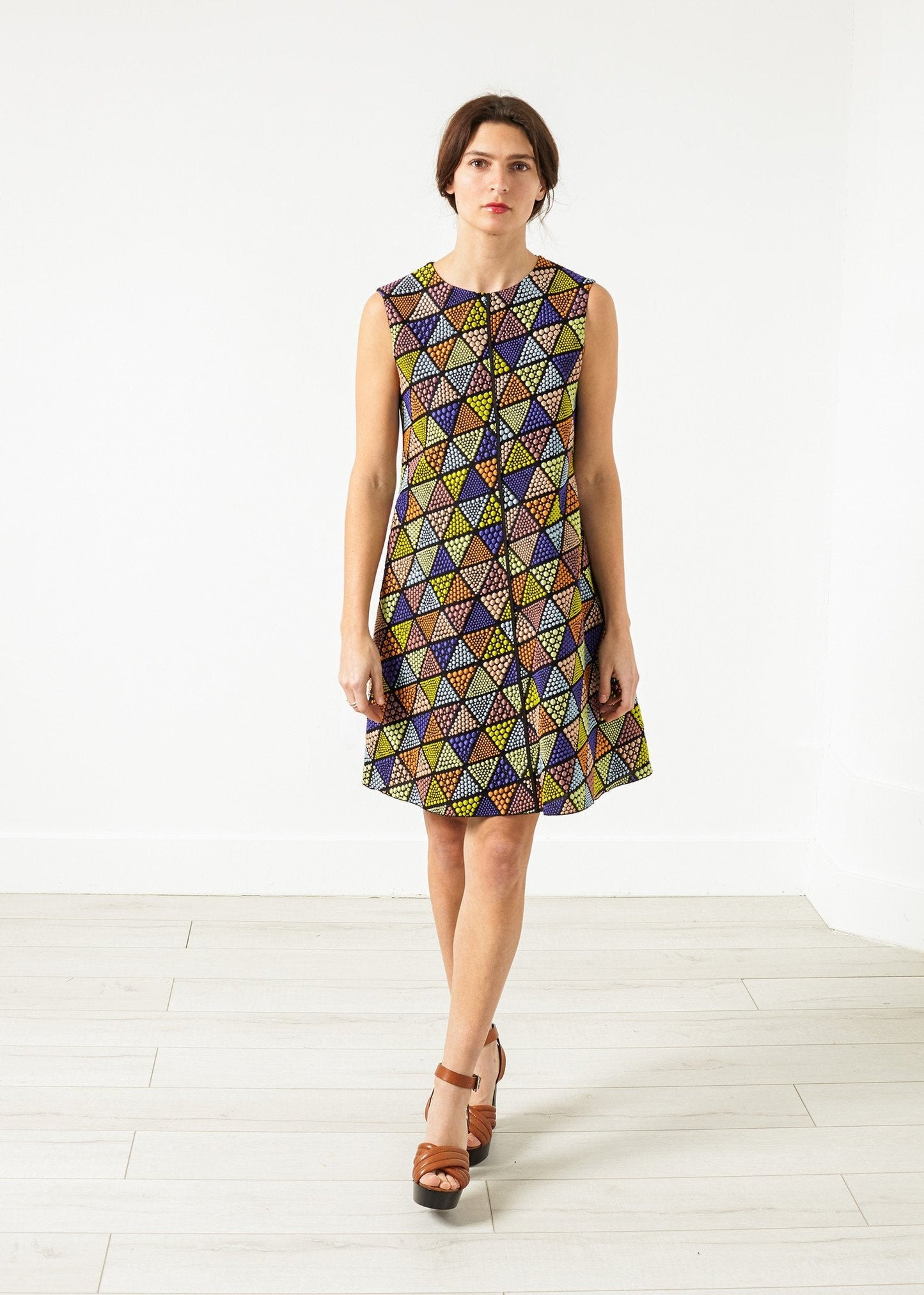 VESTIDO SIN MANGAS DE TRIÁNGULO