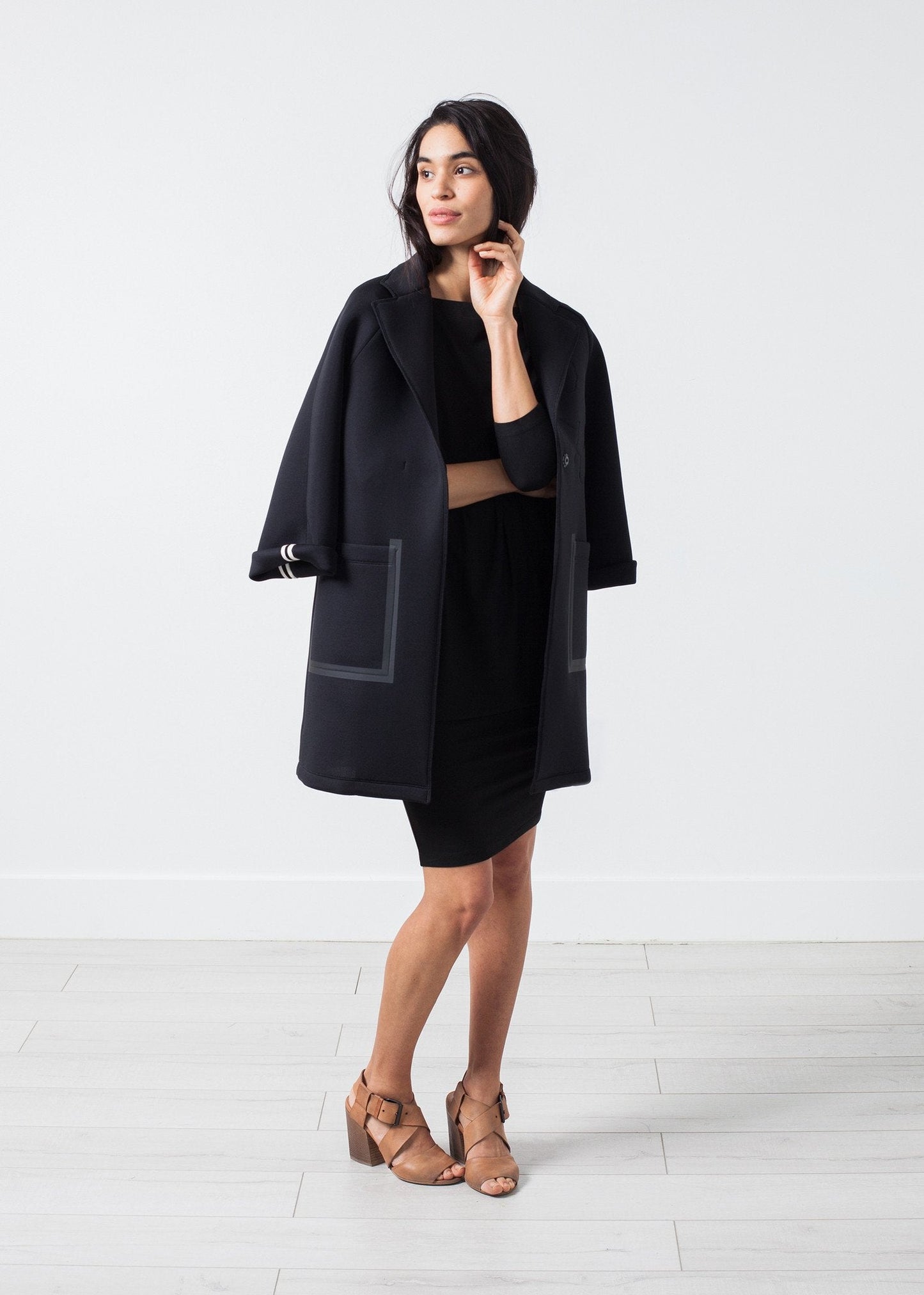 Robe fuselée à encolure bateau