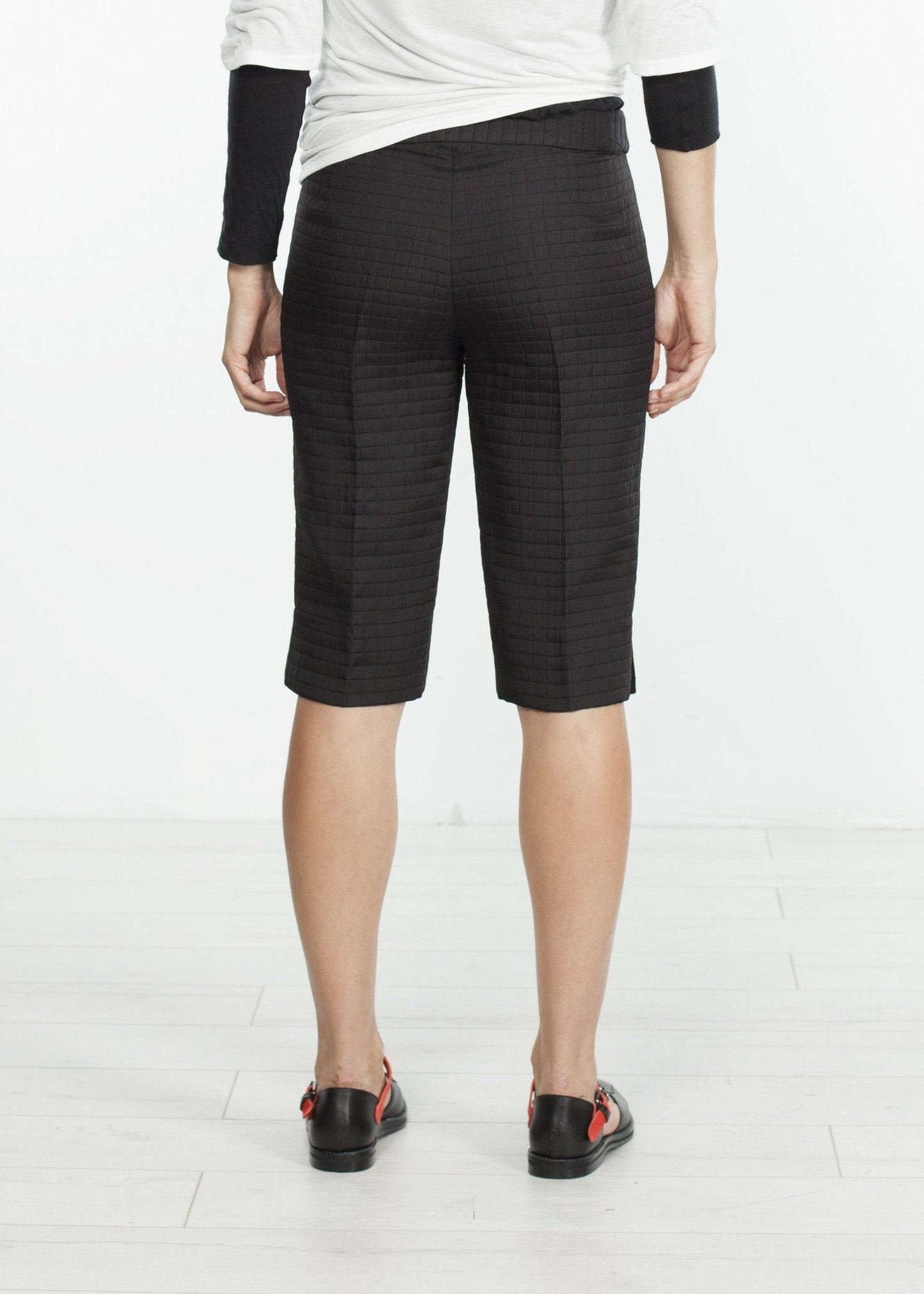 Short au genou à coutures carrées en noir