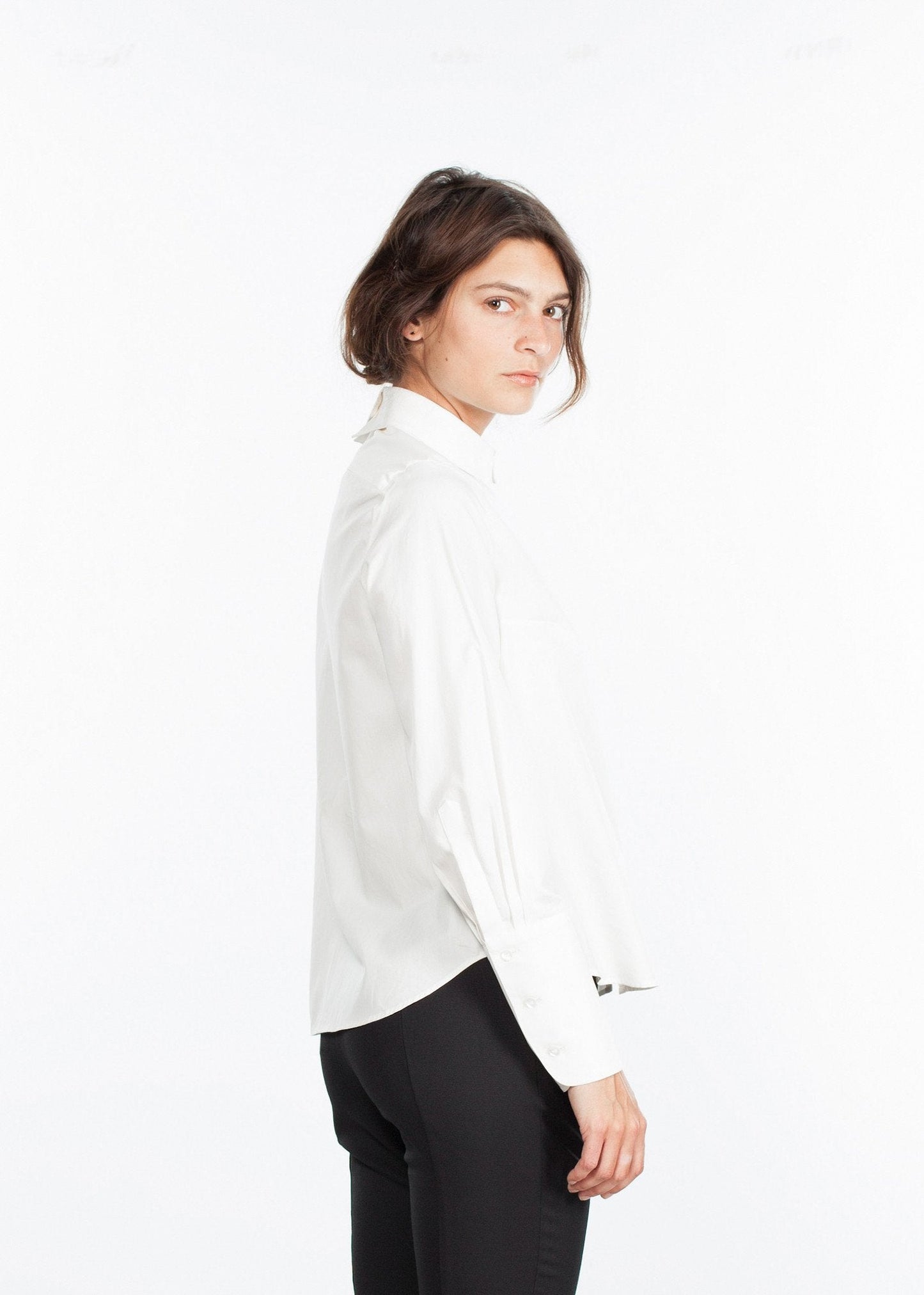 BLUSA DE POPELINA CON CUELLO AJUSTADO