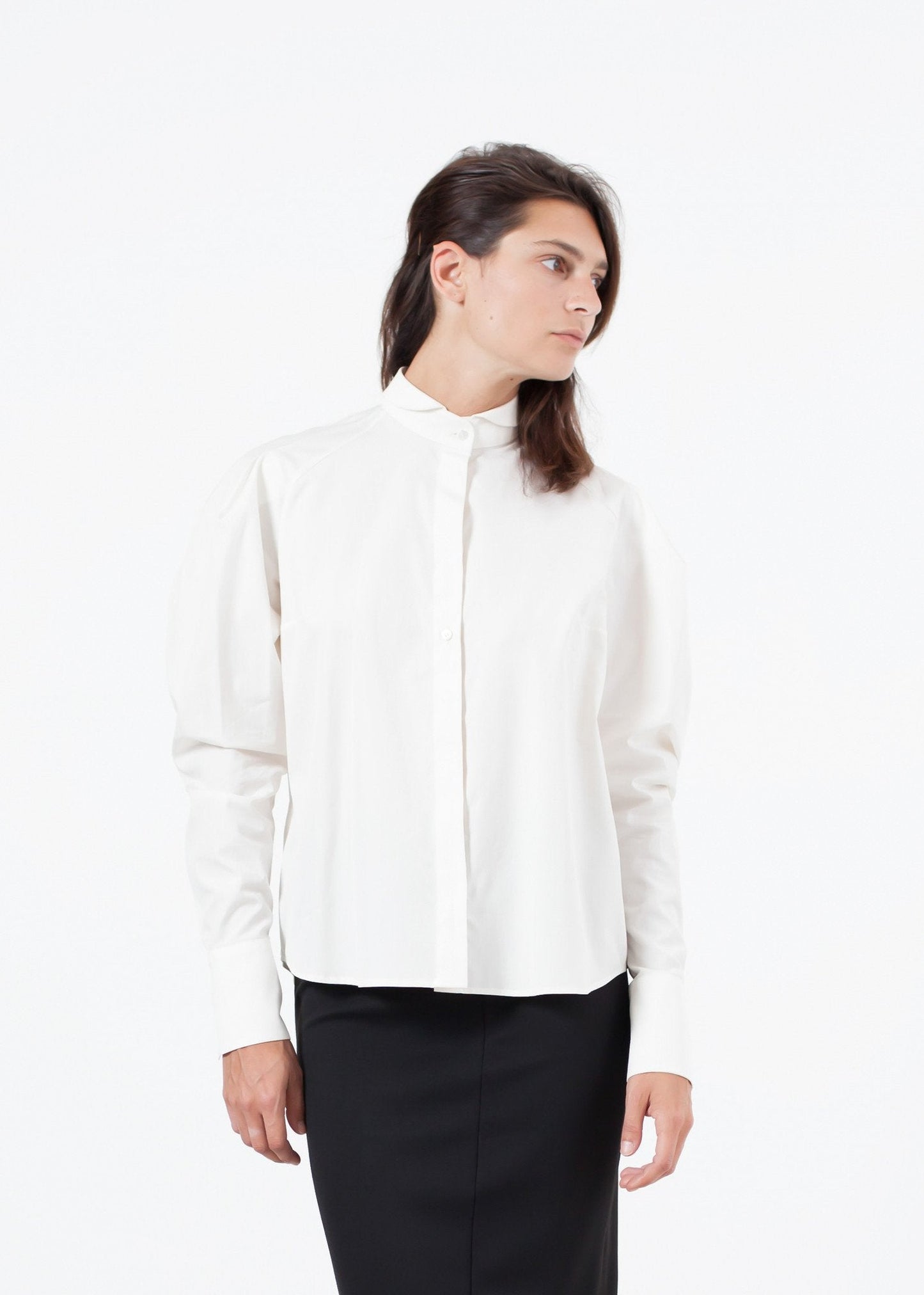BLUSA DE POPELINA CON CUELLO AJUSTADO