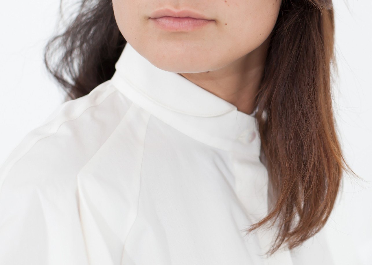 BLUSA DE POPELINA CON CUELLO AJUSTADO