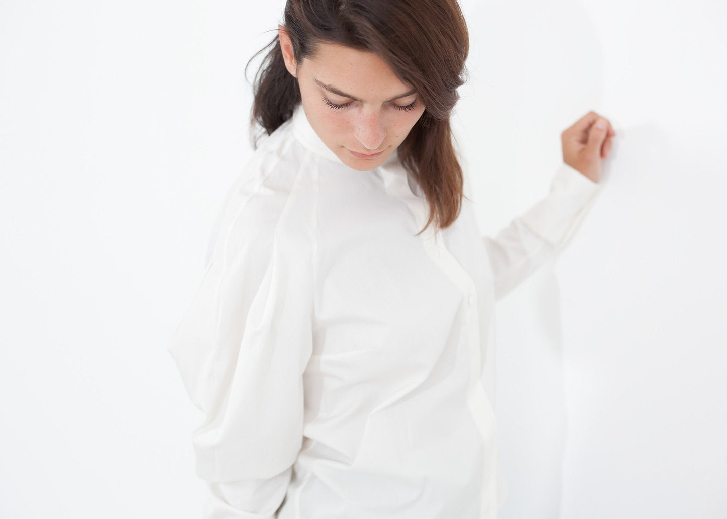 BLUSA DE POPELINA CON CUELLO AJUSTADO