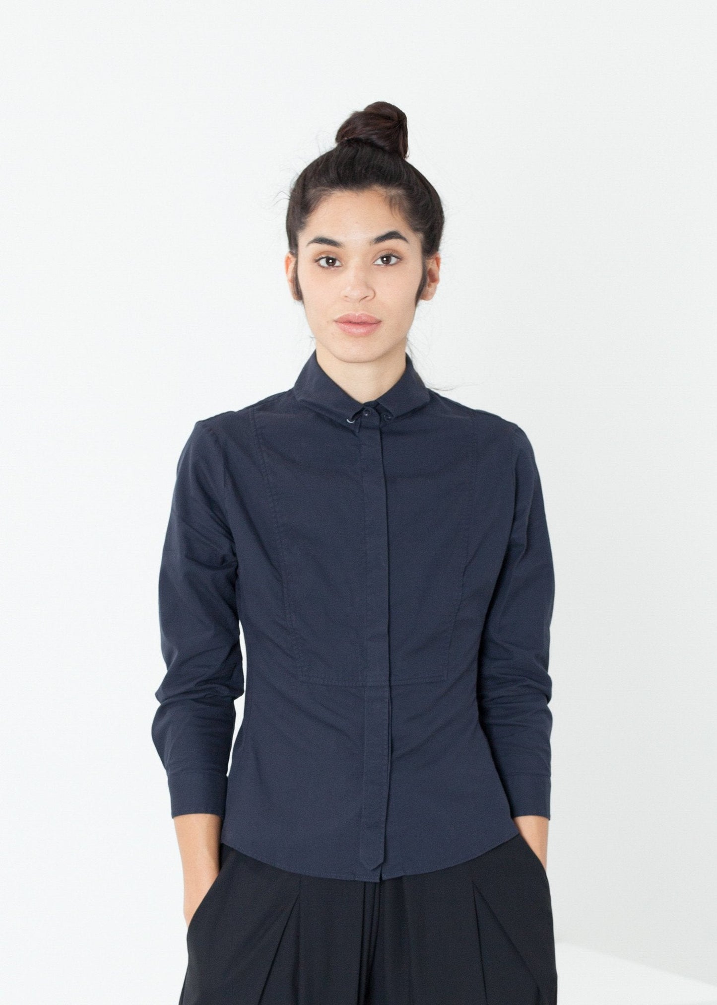 Camisa de esmoquin arrugada en azul marino