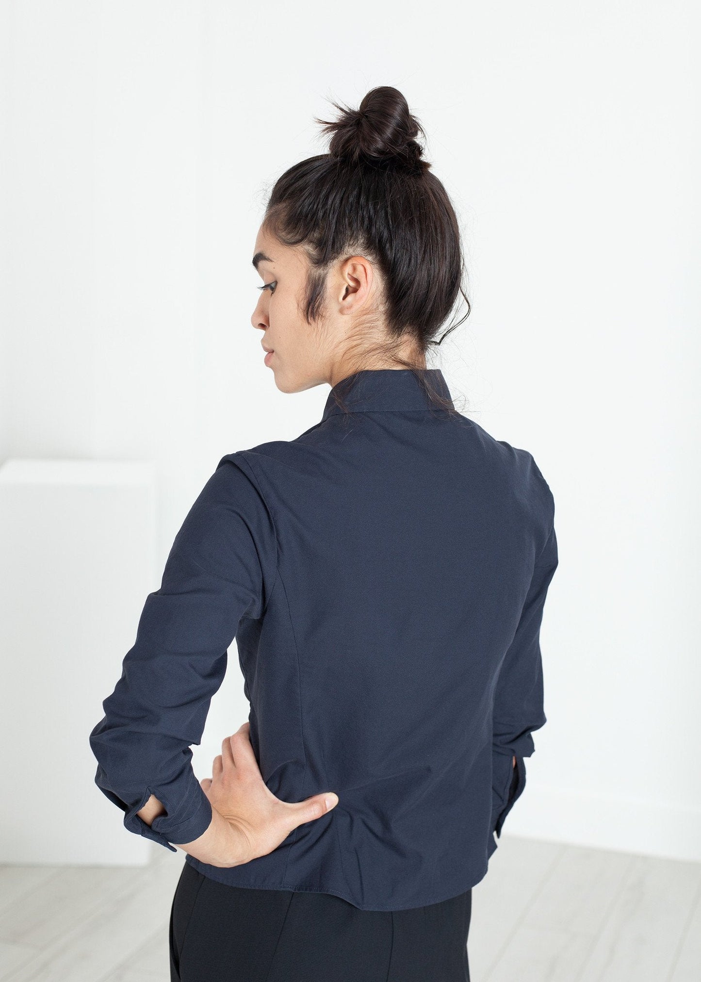 Camisa de esmoquin arrugada en azul marino
