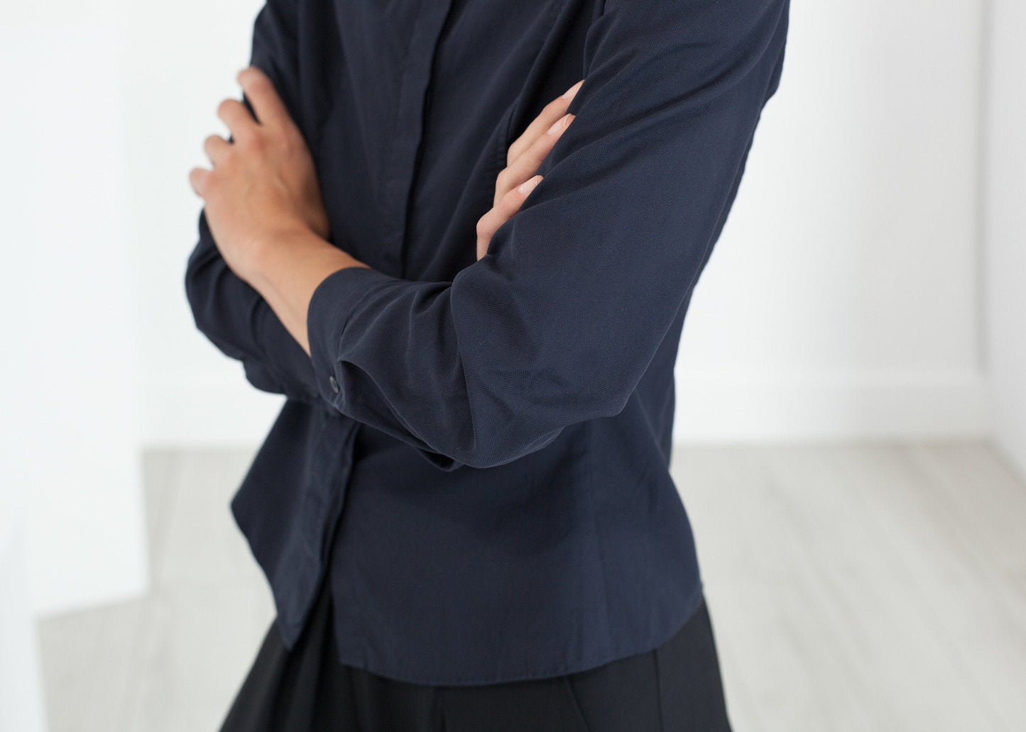 Camisa de esmoquin arrugada en azul marino