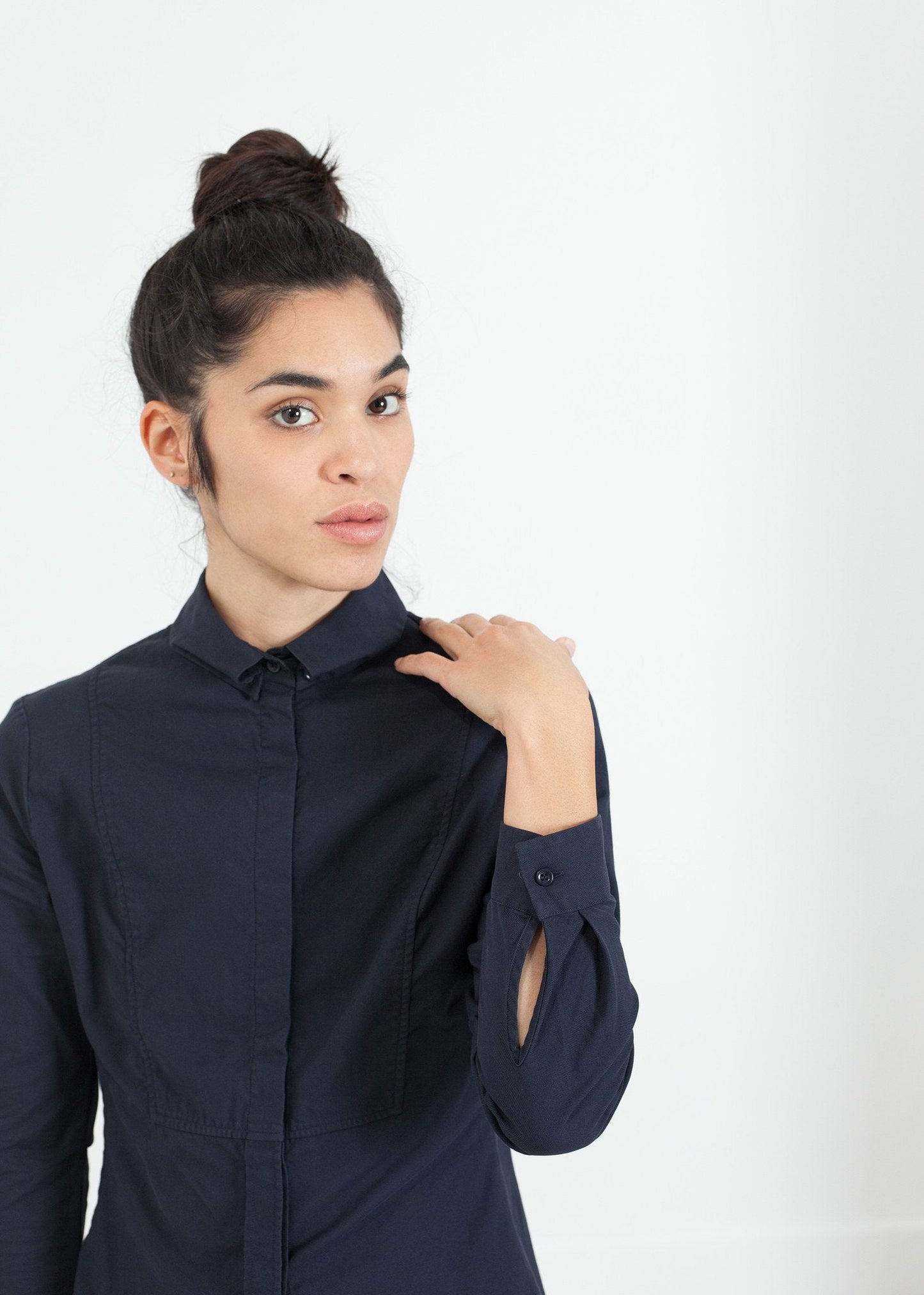 Camisa de esmoquin arrugada en azul marino