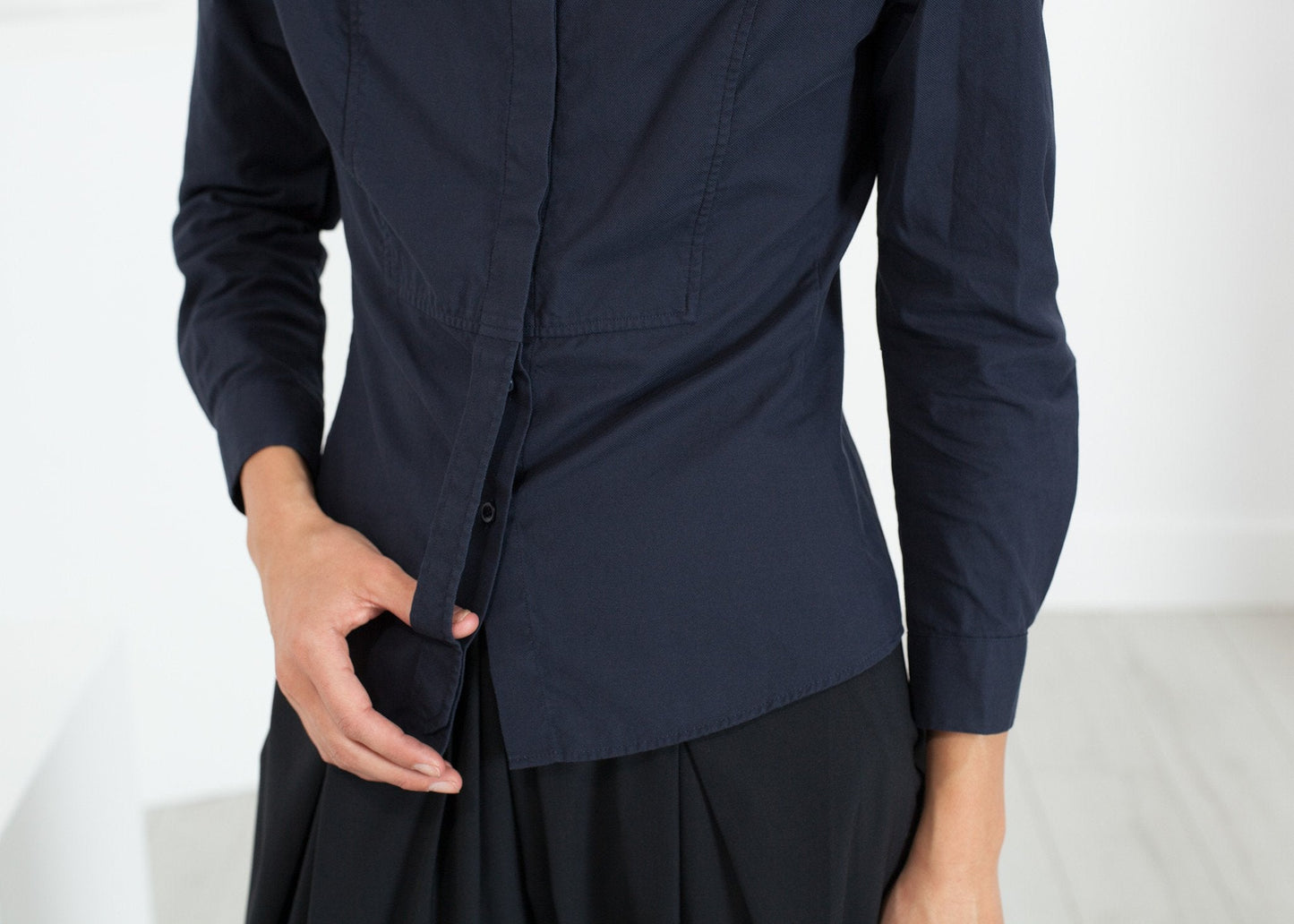 Camisa de esmoquin arrugada en azul marino