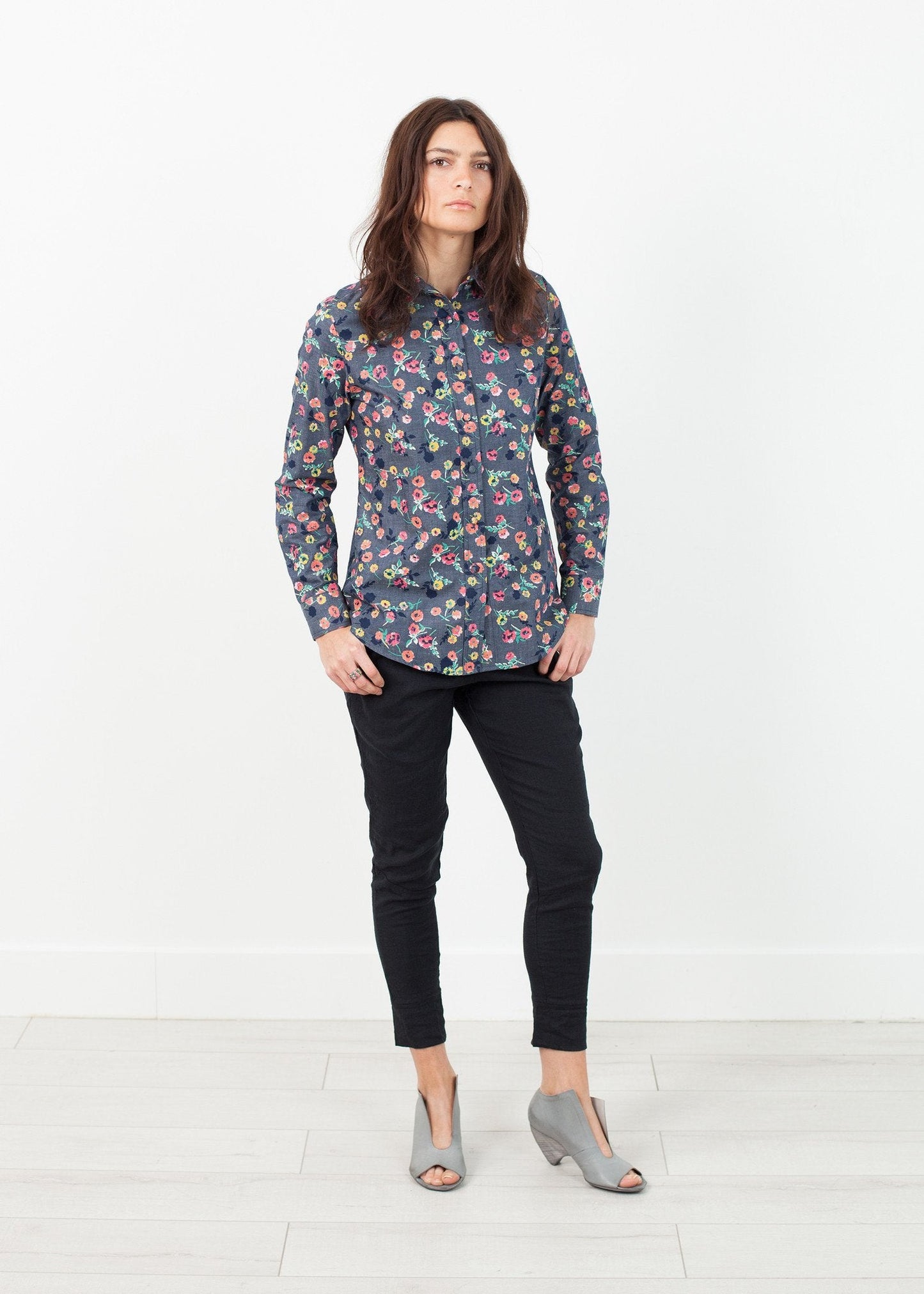 BLUSA DE MANGA LARGA EN NEGRO/FLORAL
