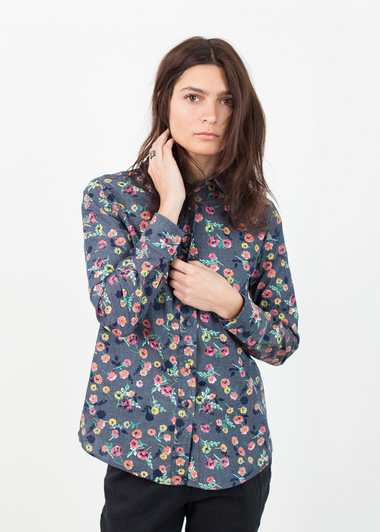 BLUSA DE MANGA LARGA EN NEGRO/FLORAL