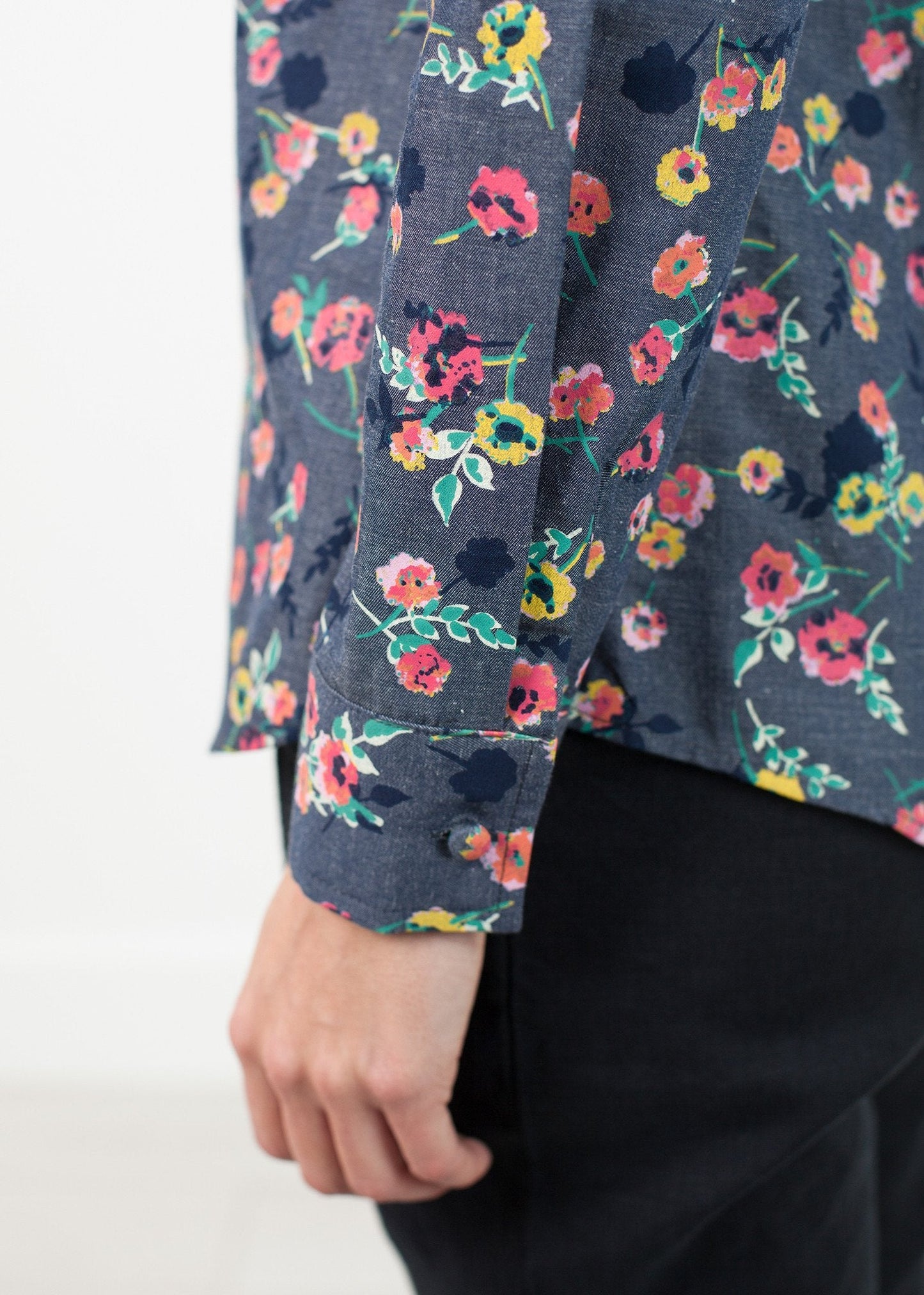BLUSA DE MANGA LARGA EN NEGRO/FLORAL
