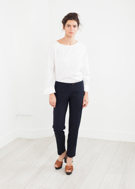 Pantalón con bolsillo de parche en azul marino