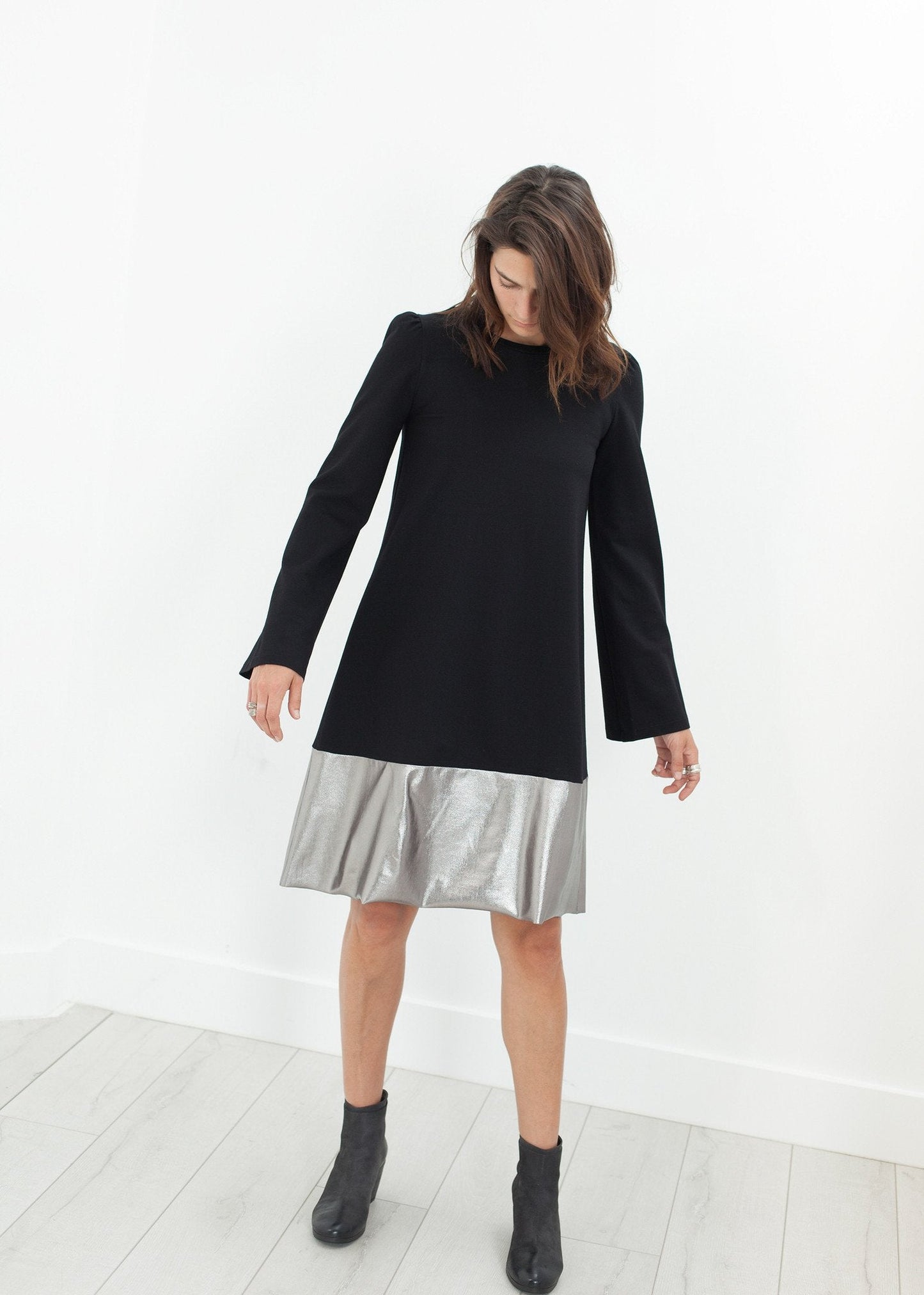 VESTIDO BORDE EN NEGRO/PLATA 