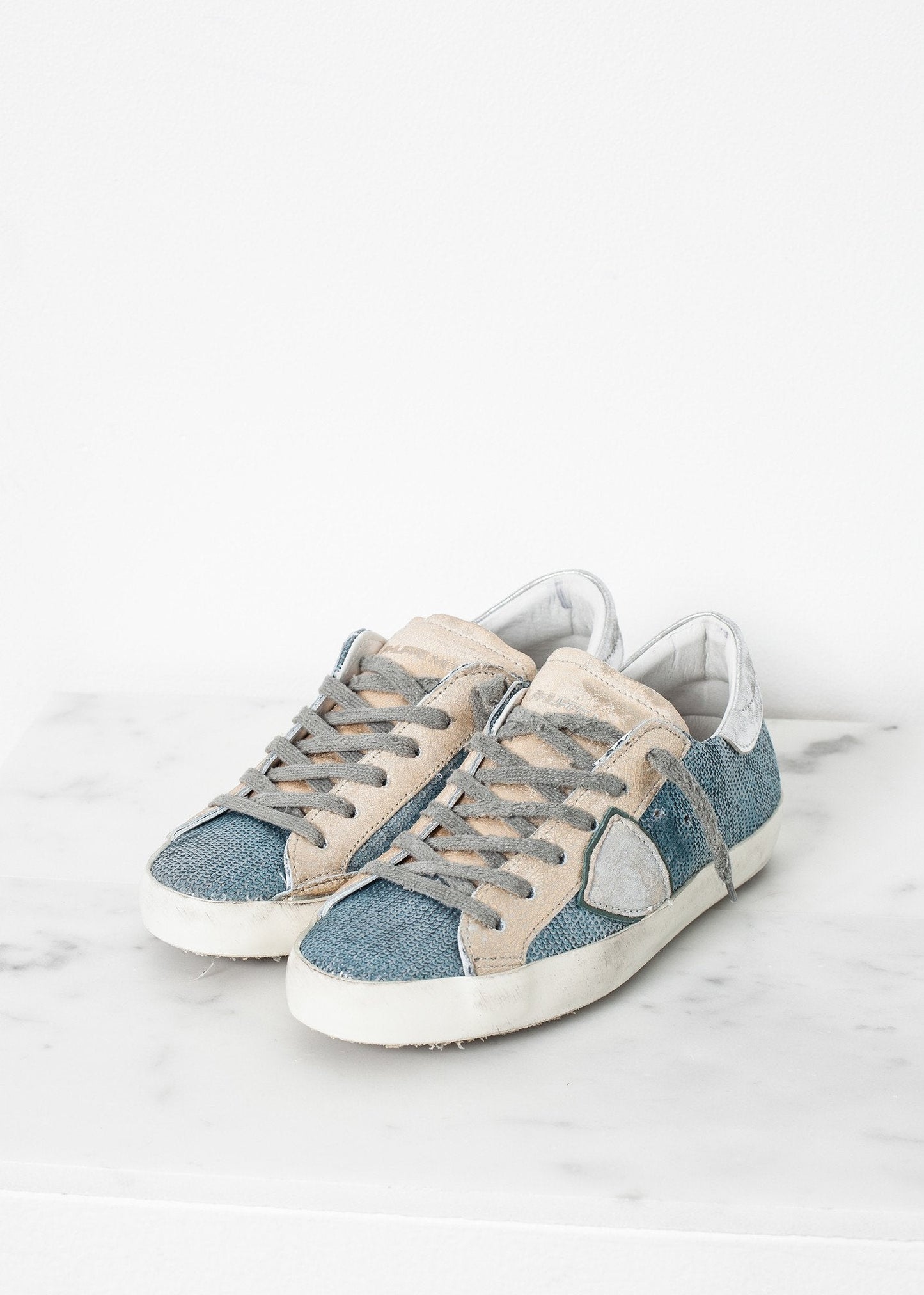 Tenis bajos con lentejuelas metalizadas
