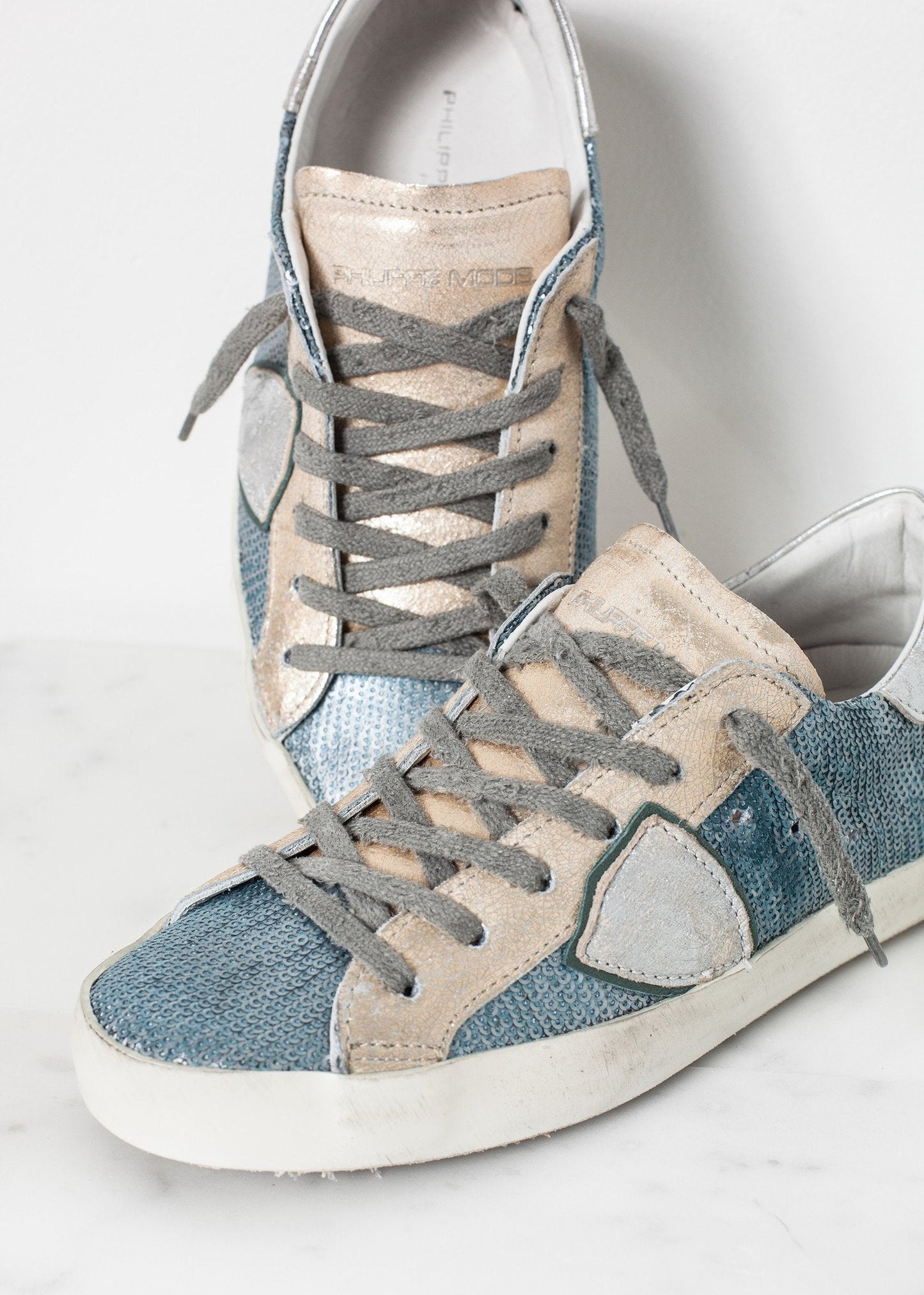 Tenis bajos con lentejuelas metalizadas