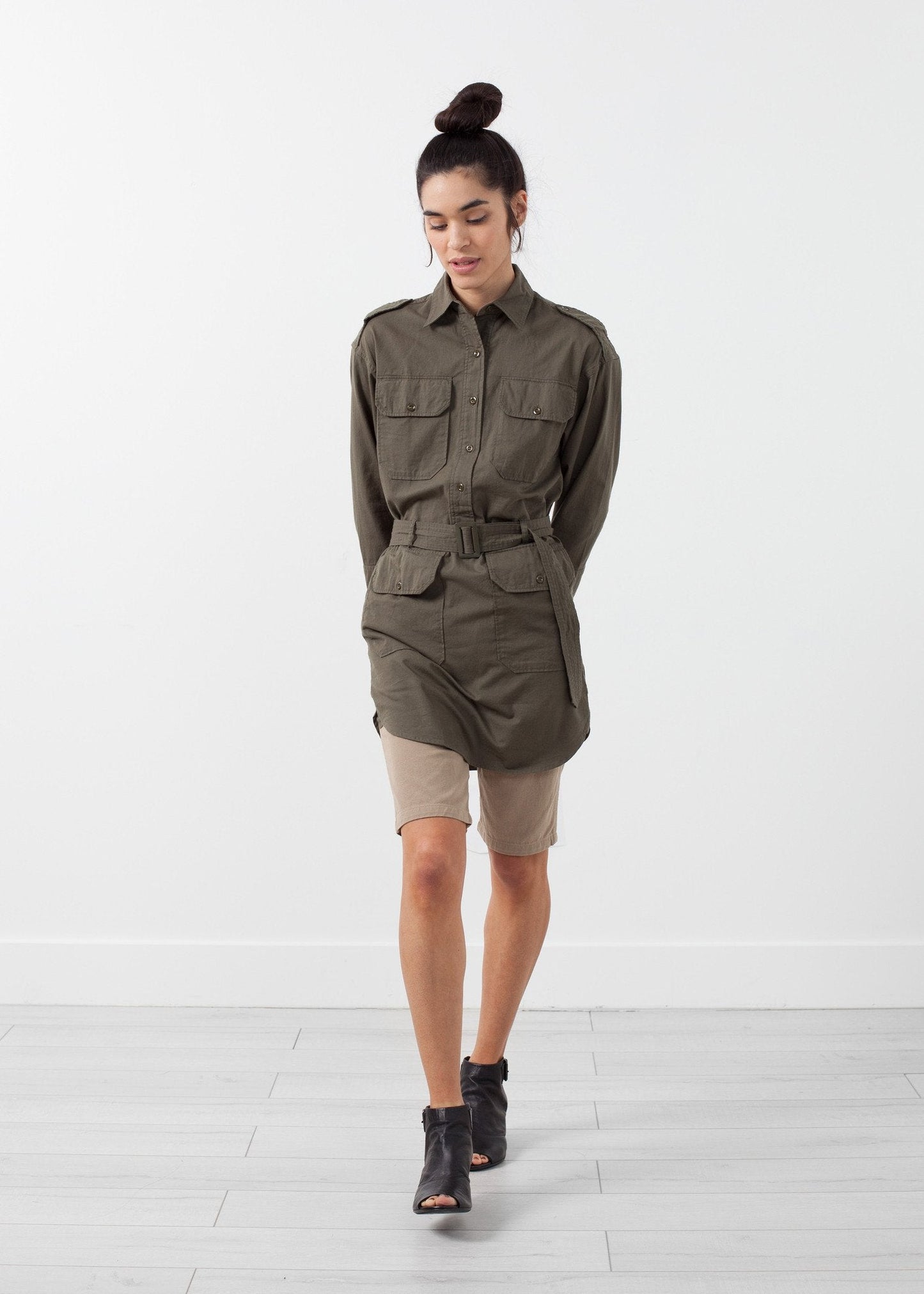 VESTIDO EXCEDENTE CON CINTURÓN