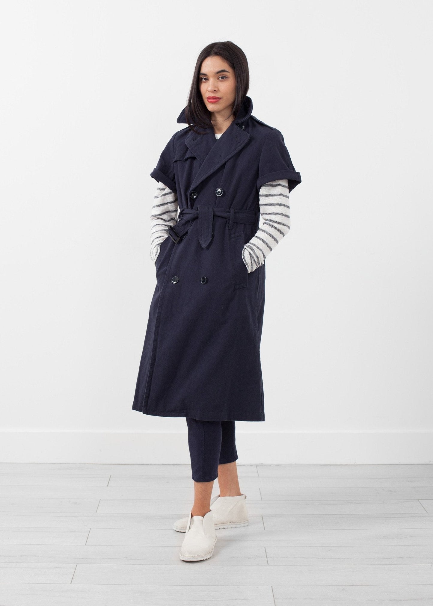 Gabardina con manga enrollada