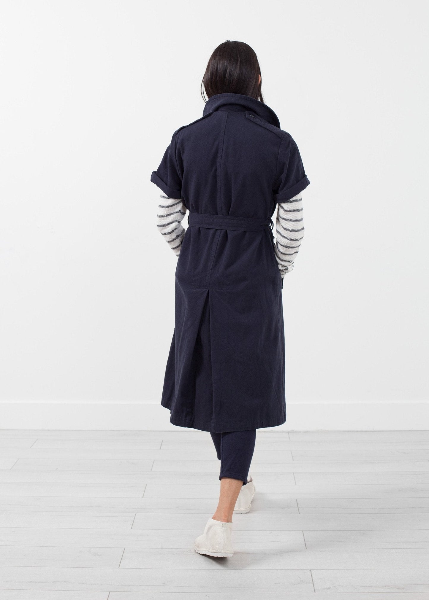 Gabardina con manga enrollada