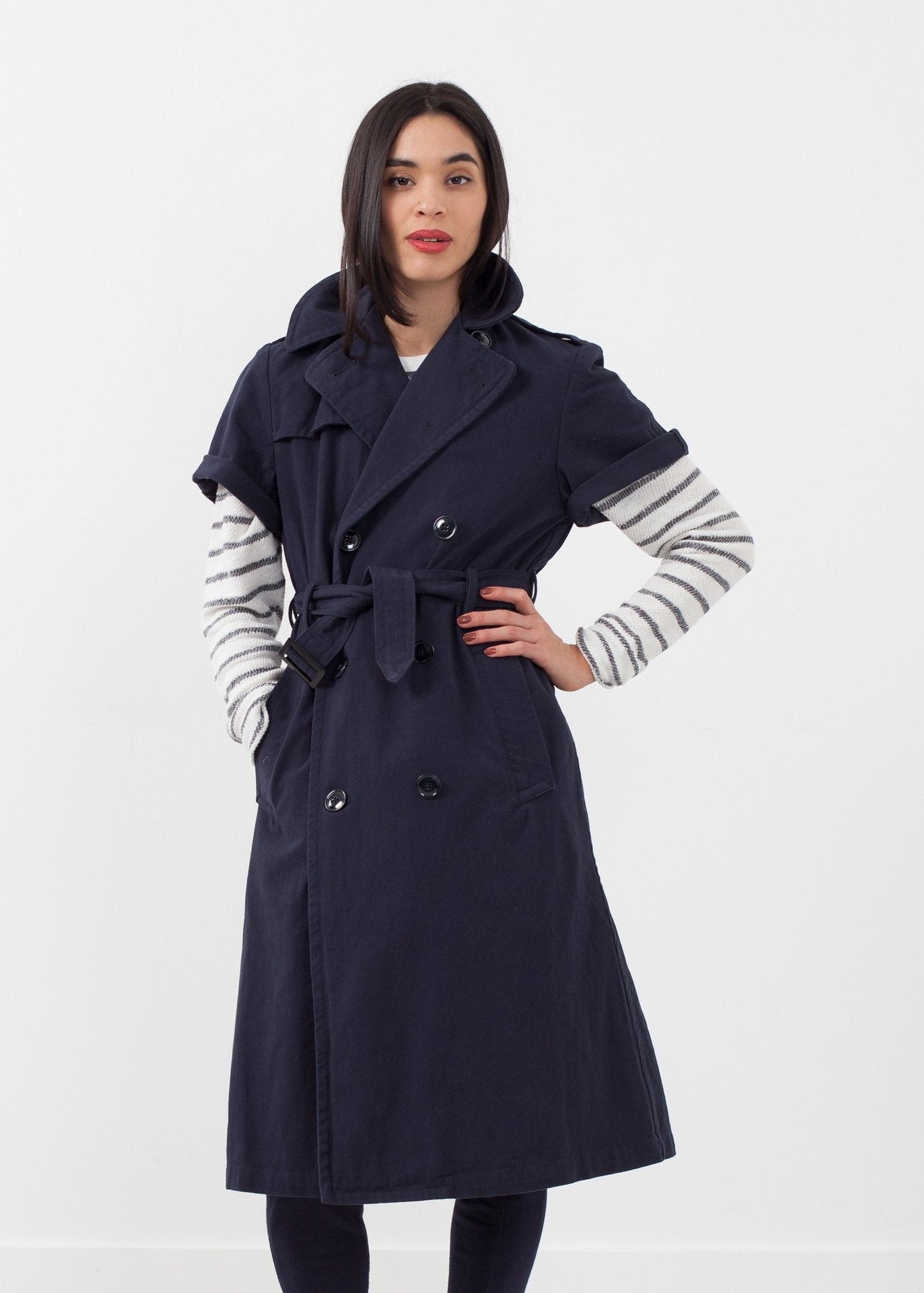 Gabardina con manga enrollada