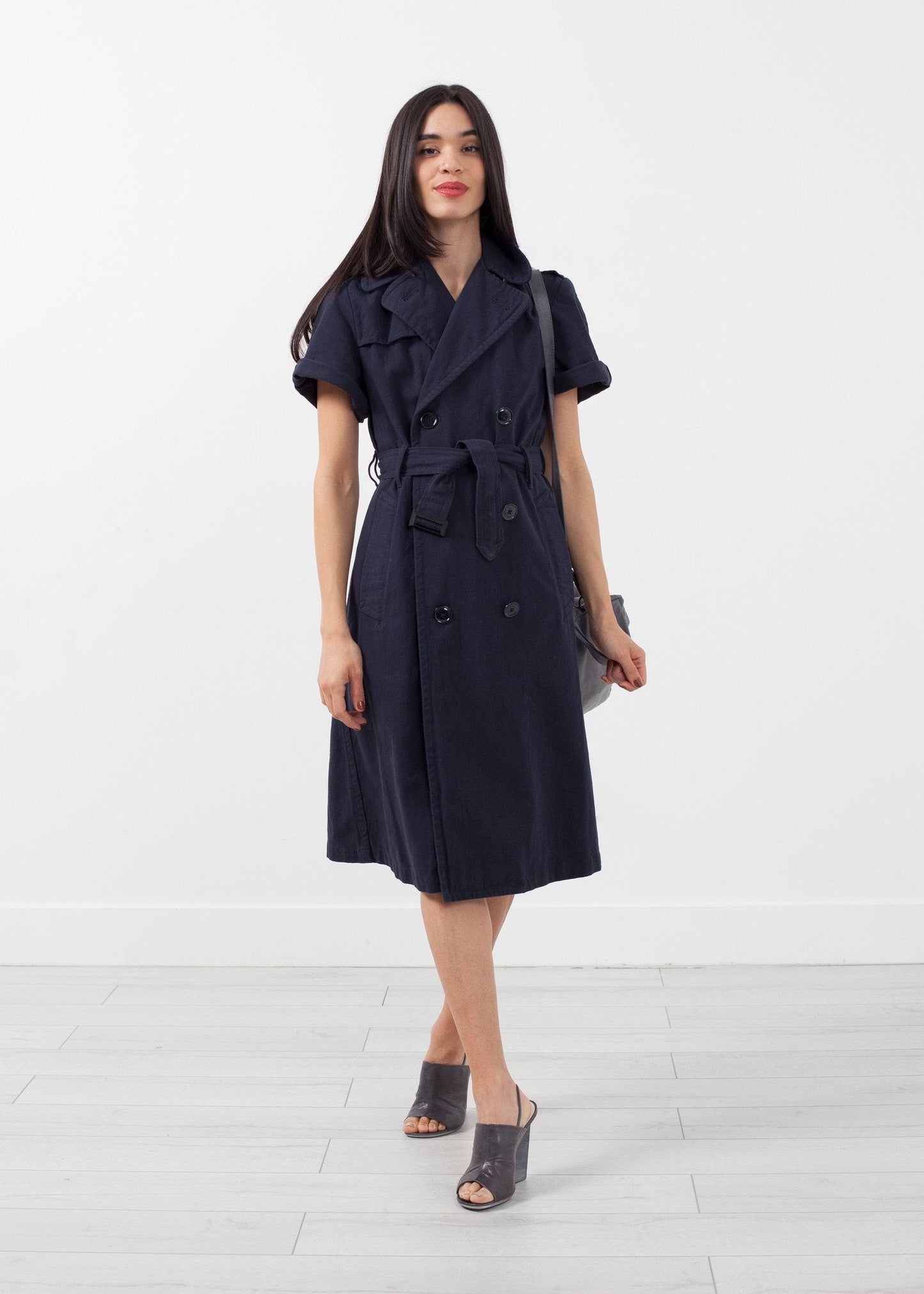 Gabardina con manga enrollada
