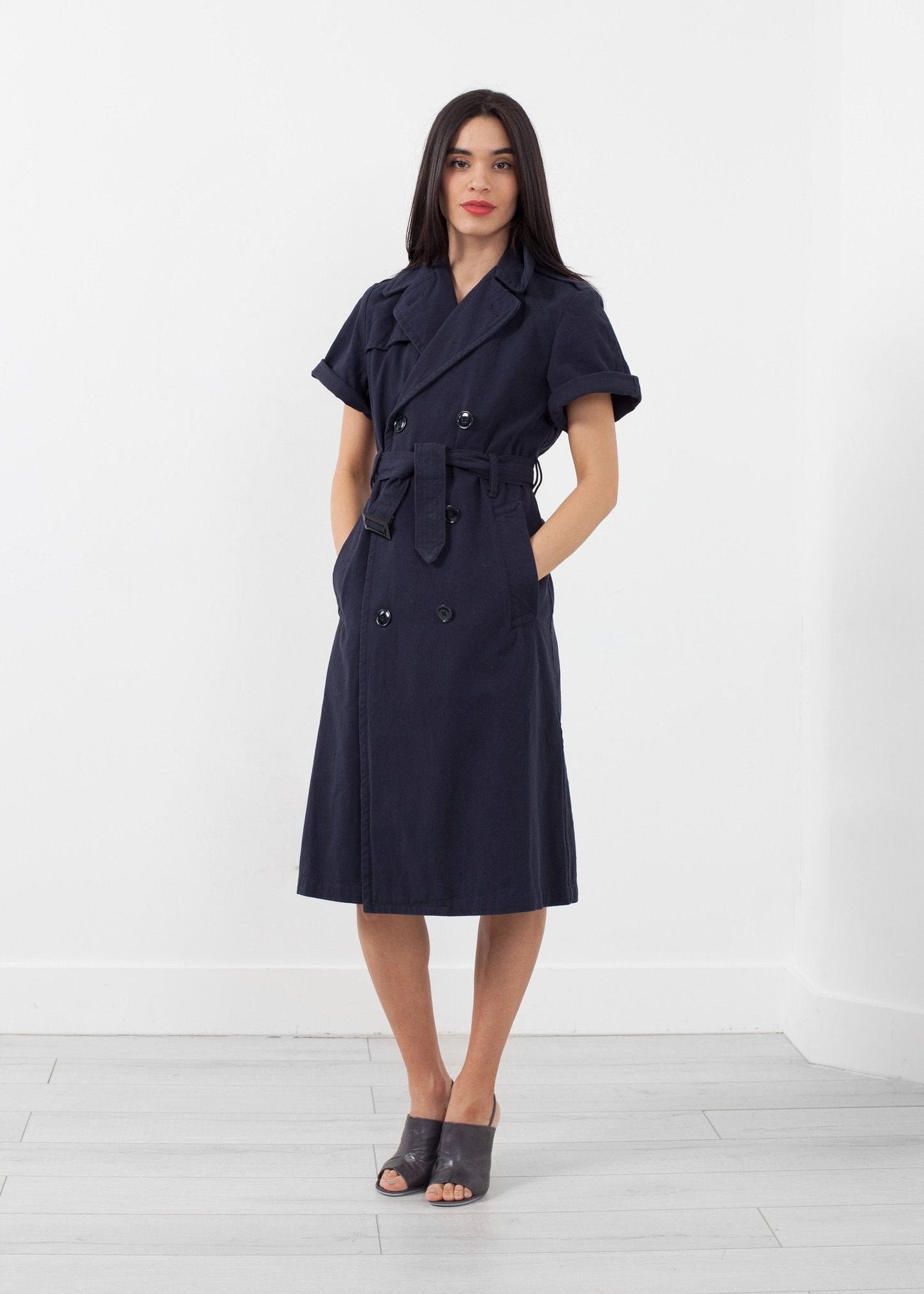 Gabardina con manga enrollada