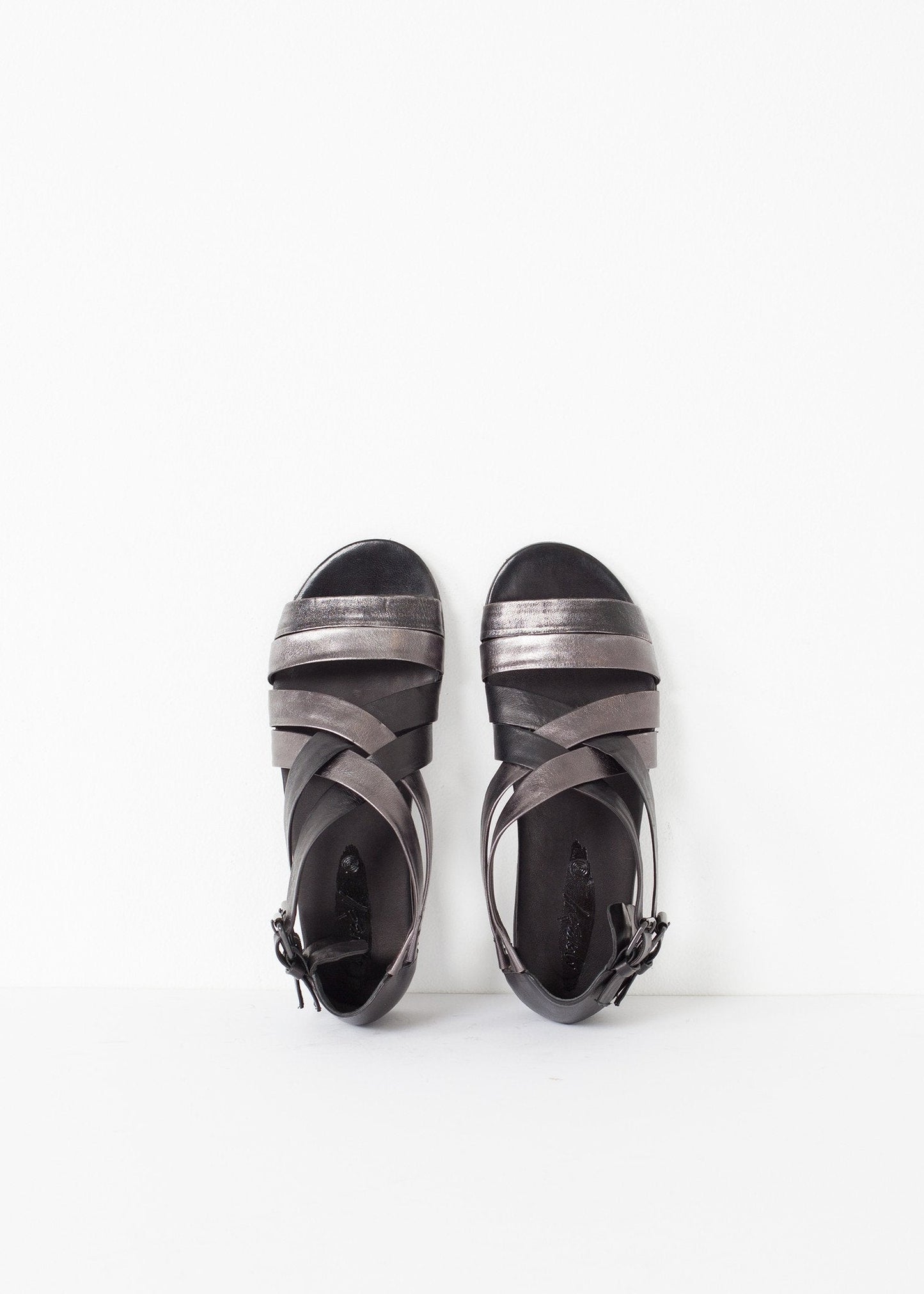 Sandalia Wrap en Negro/Acero