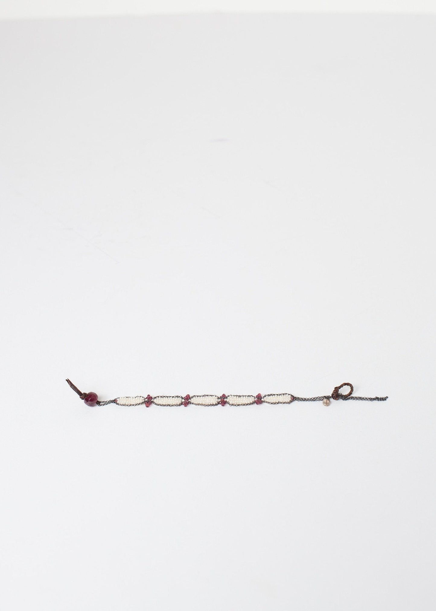 Pulsera de granate en perla espumosa
