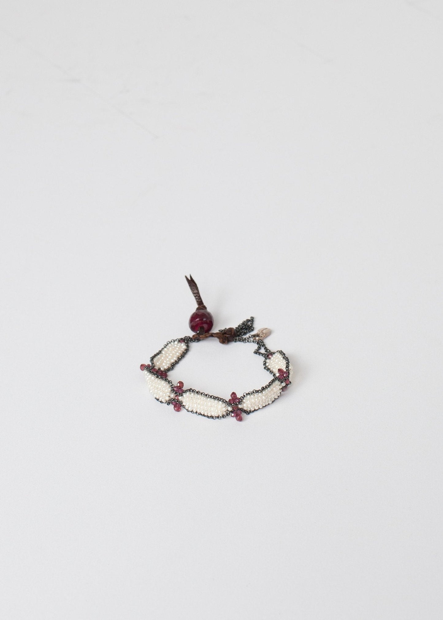 Pulsera de granate en perla espumosa