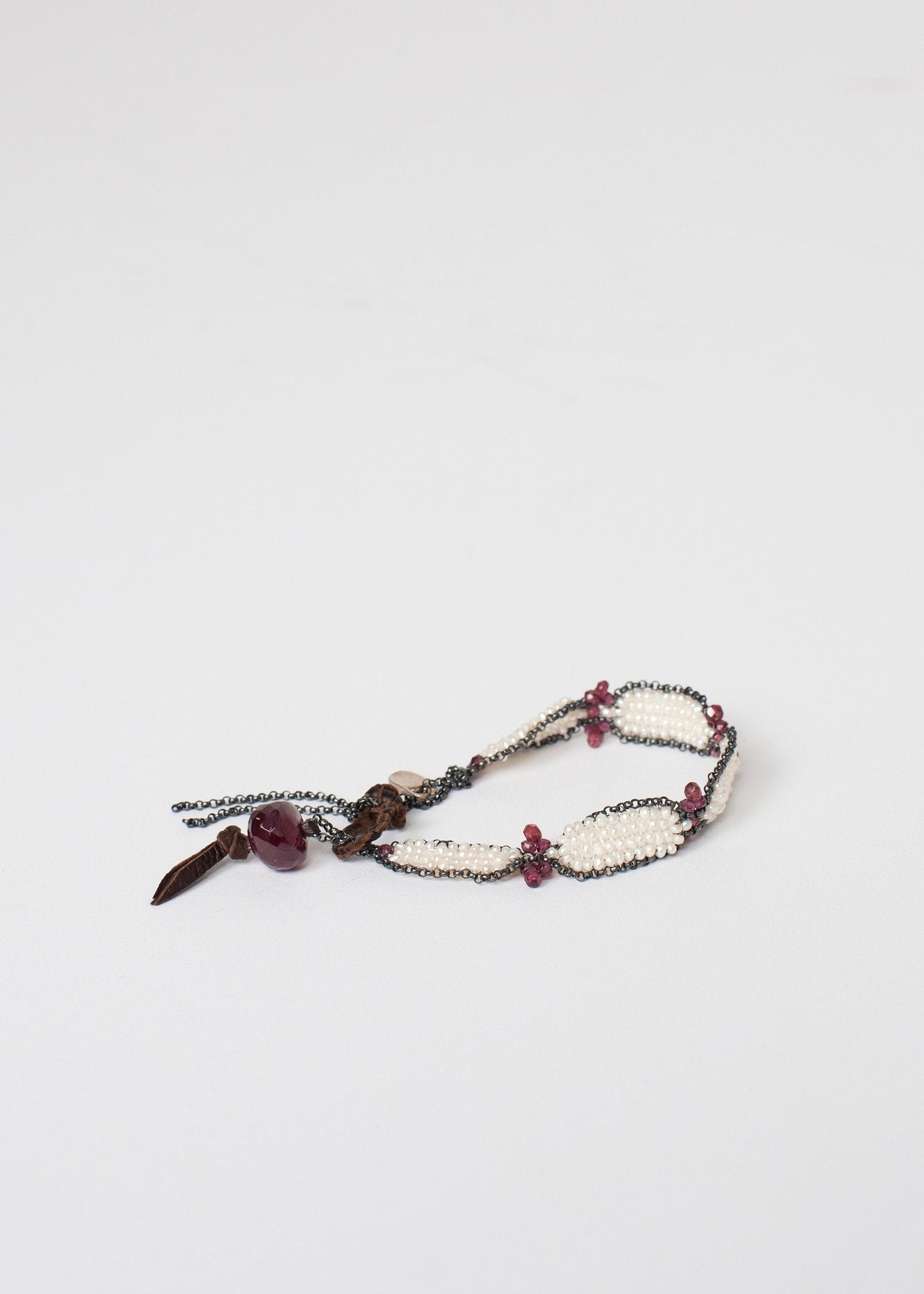 Pulsera de granate en perla espumosa