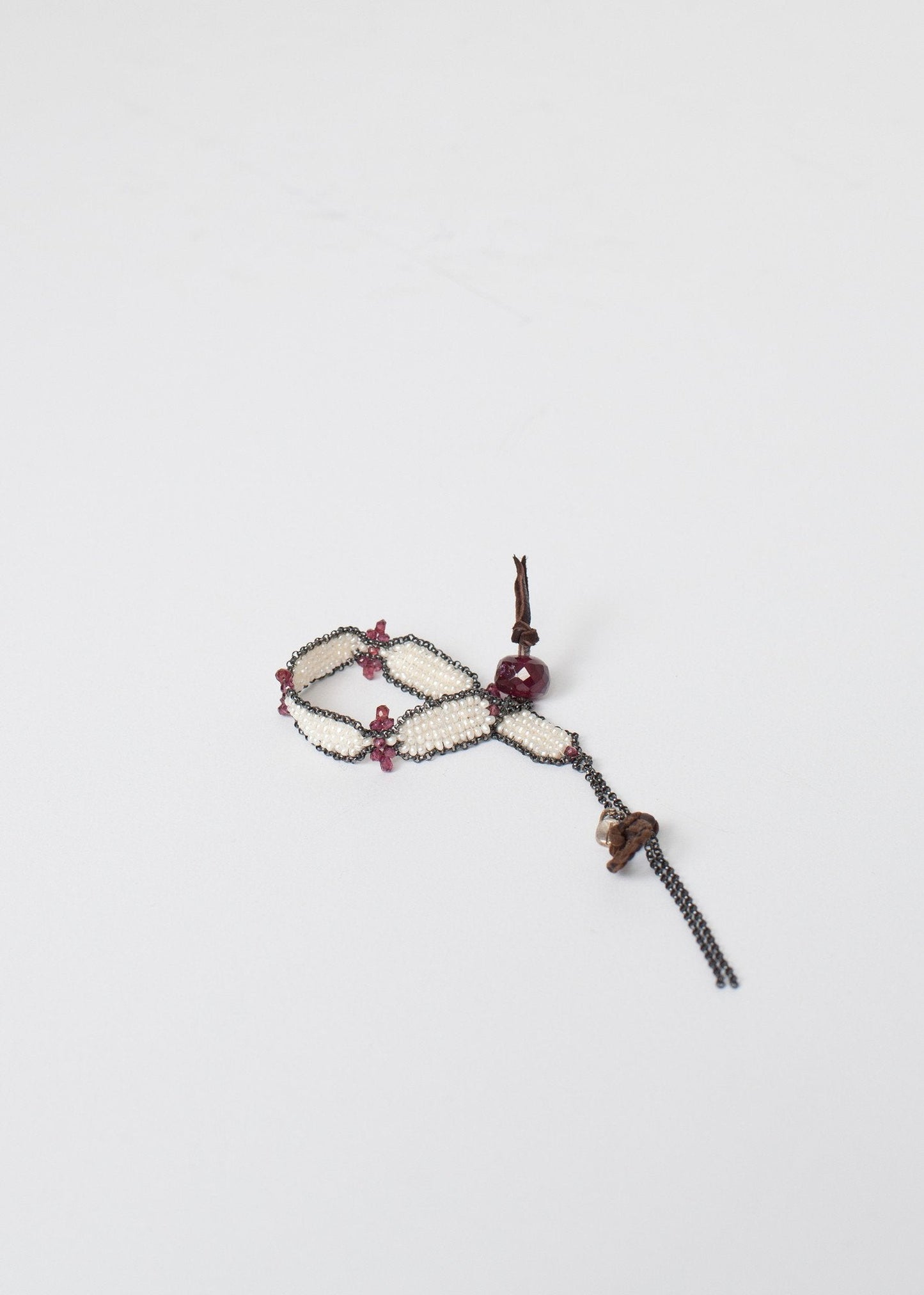 Pulsera de granate en perla espumosa