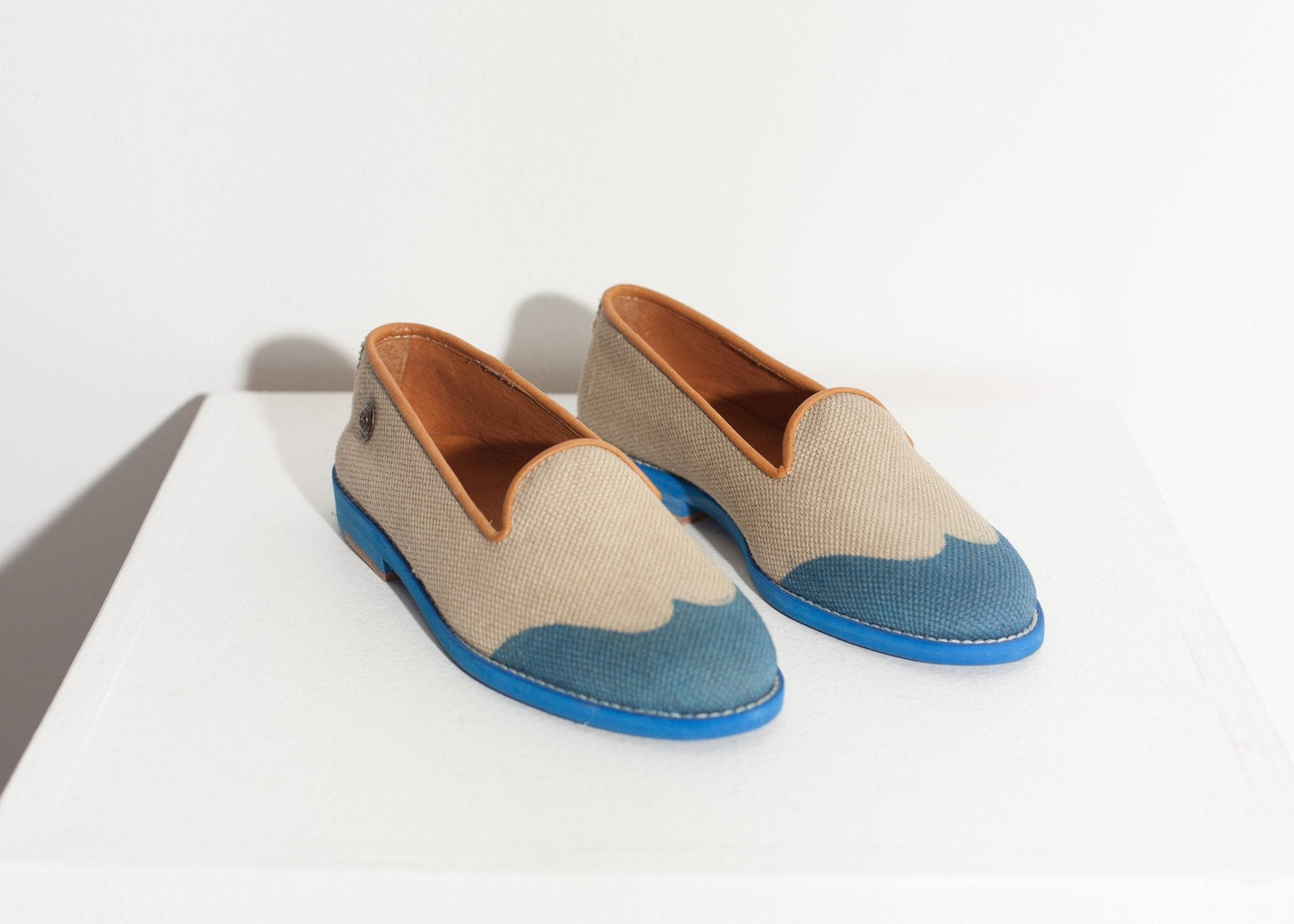 Mocasín con punta de ala en azul