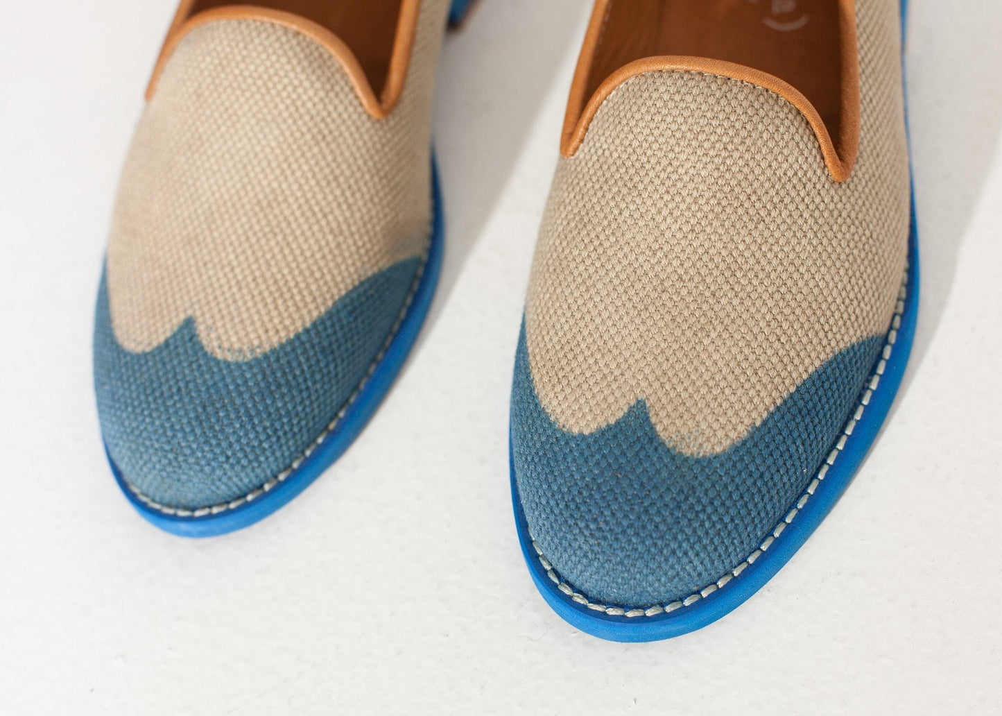 Mocasín con punta de ala en azul