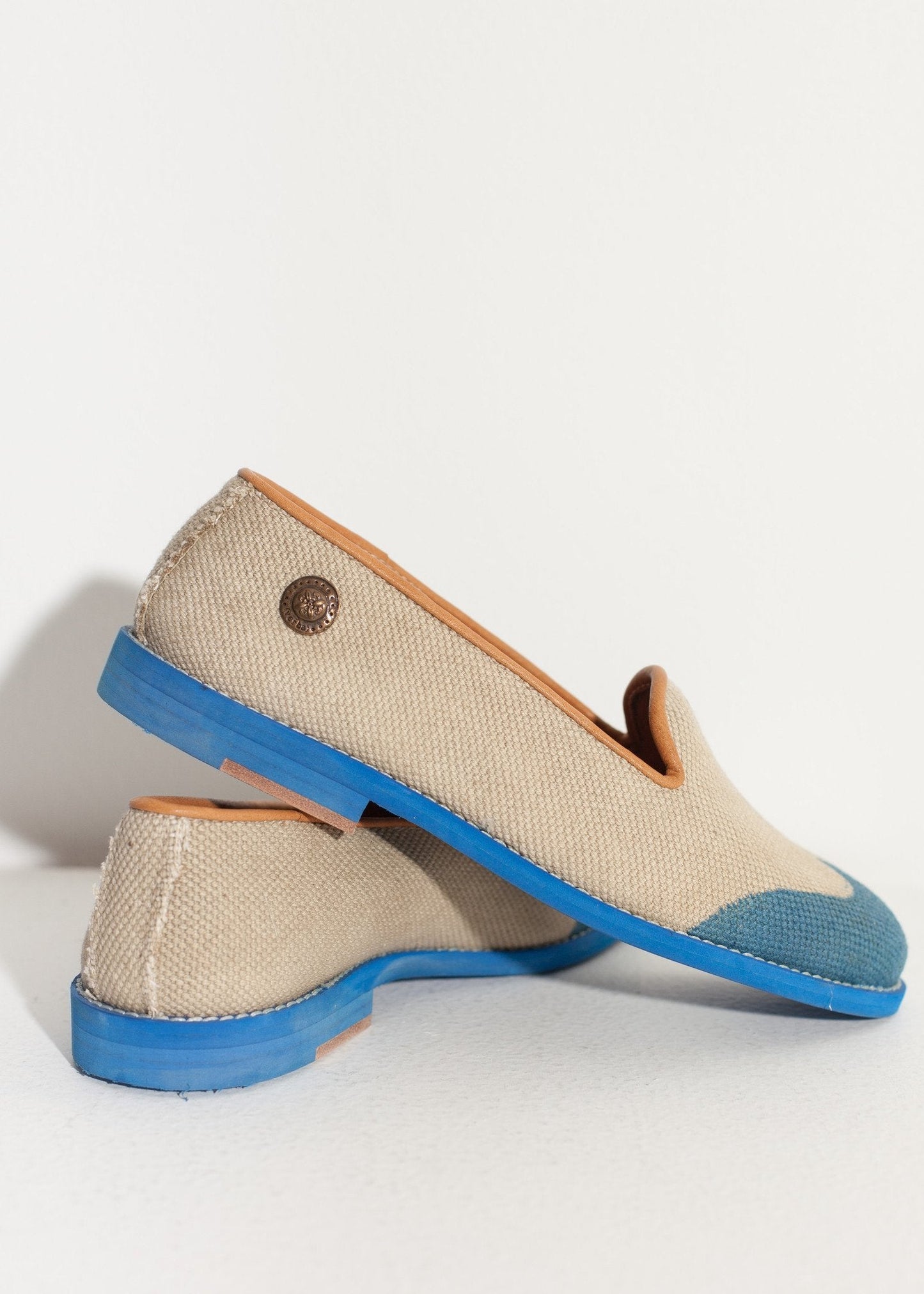 Mocasín con punta de ala en azul