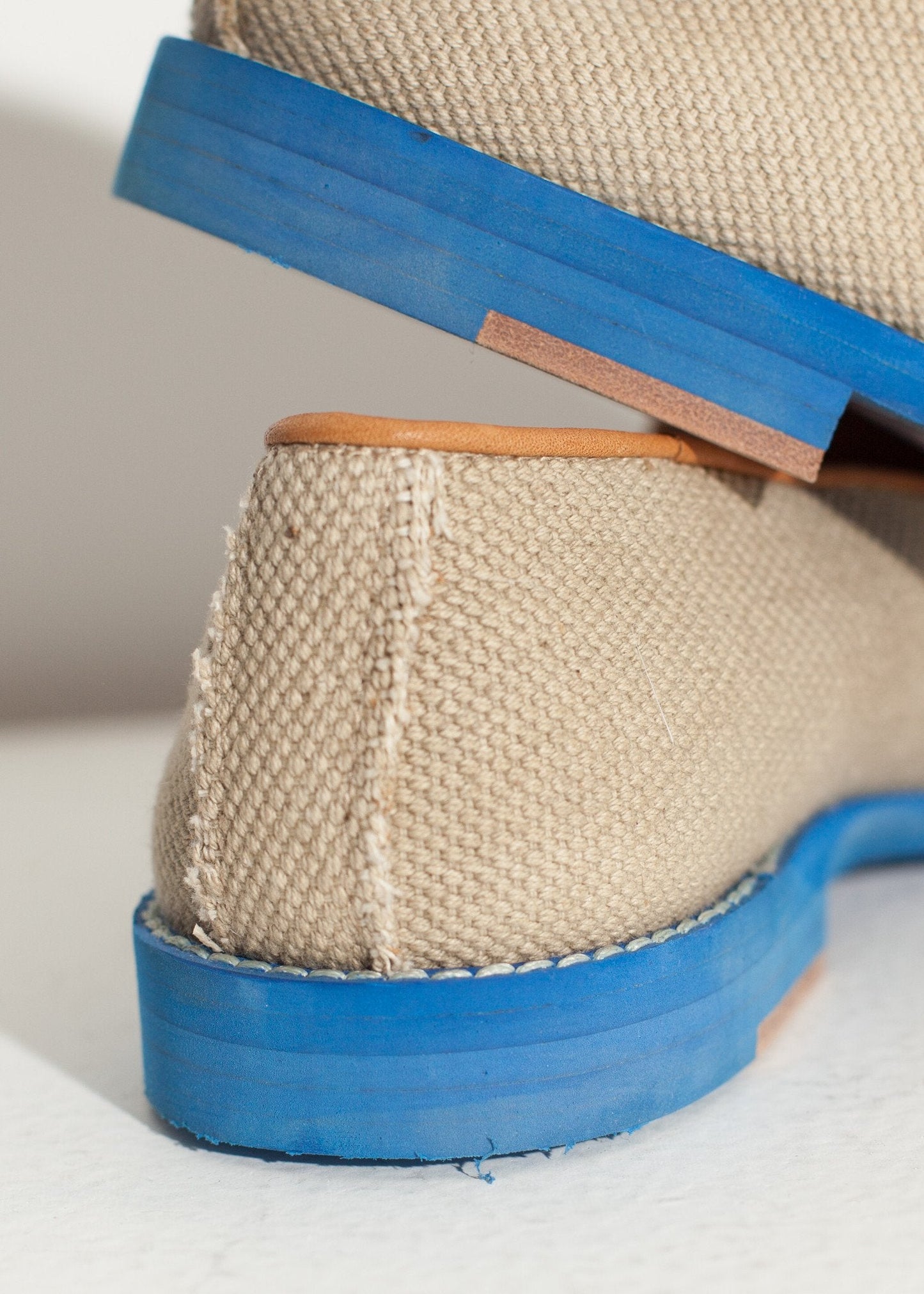 Mocasín con punta de ala en azul