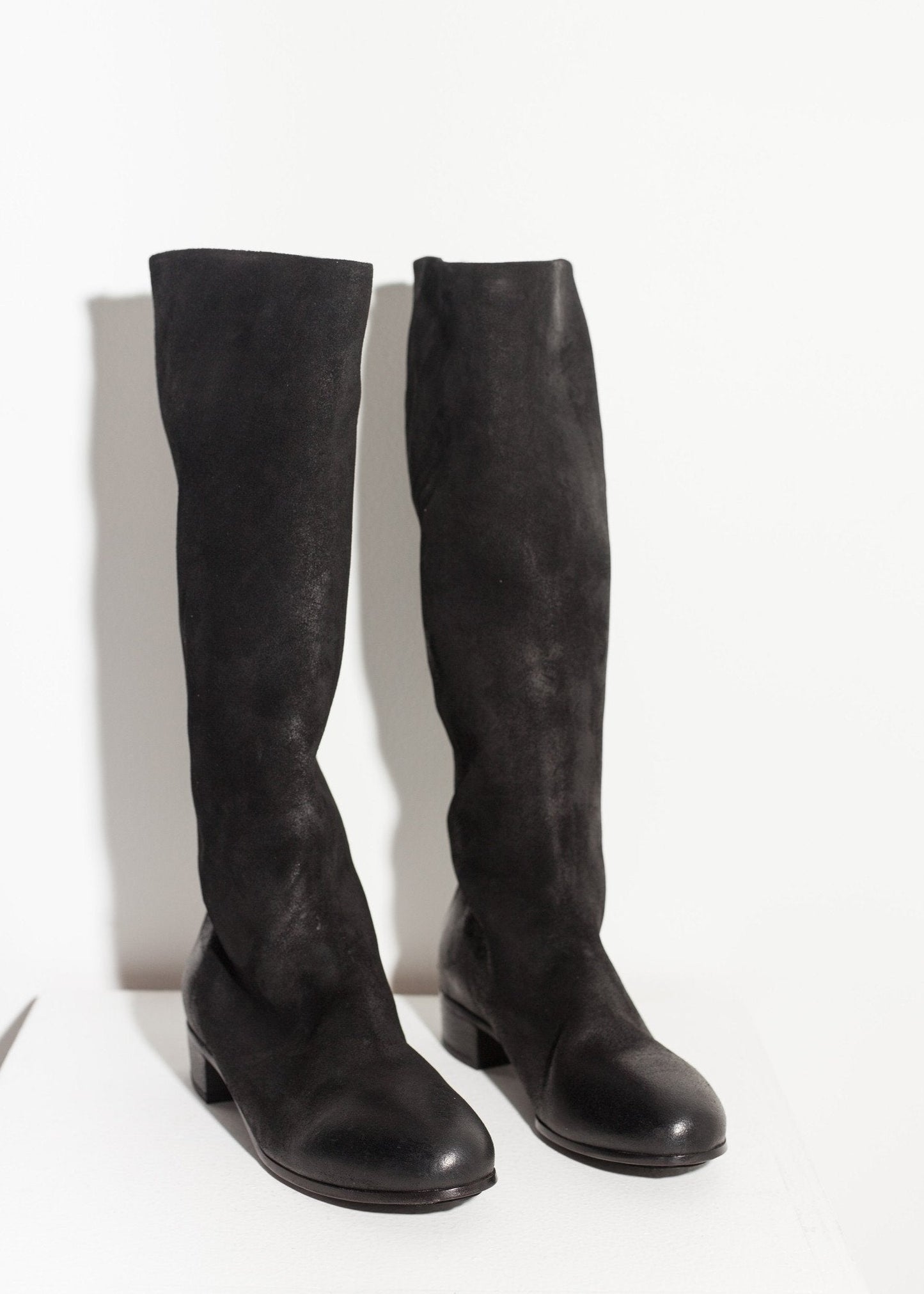 Bota hasta la rodilla en negro