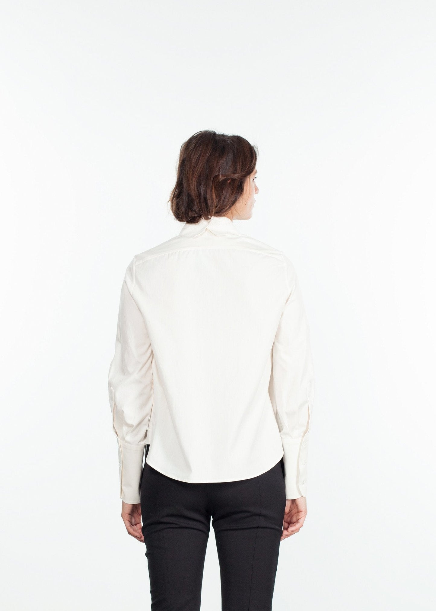 BLUSA DE POPELINA CON CUELLO AJUSTADO
